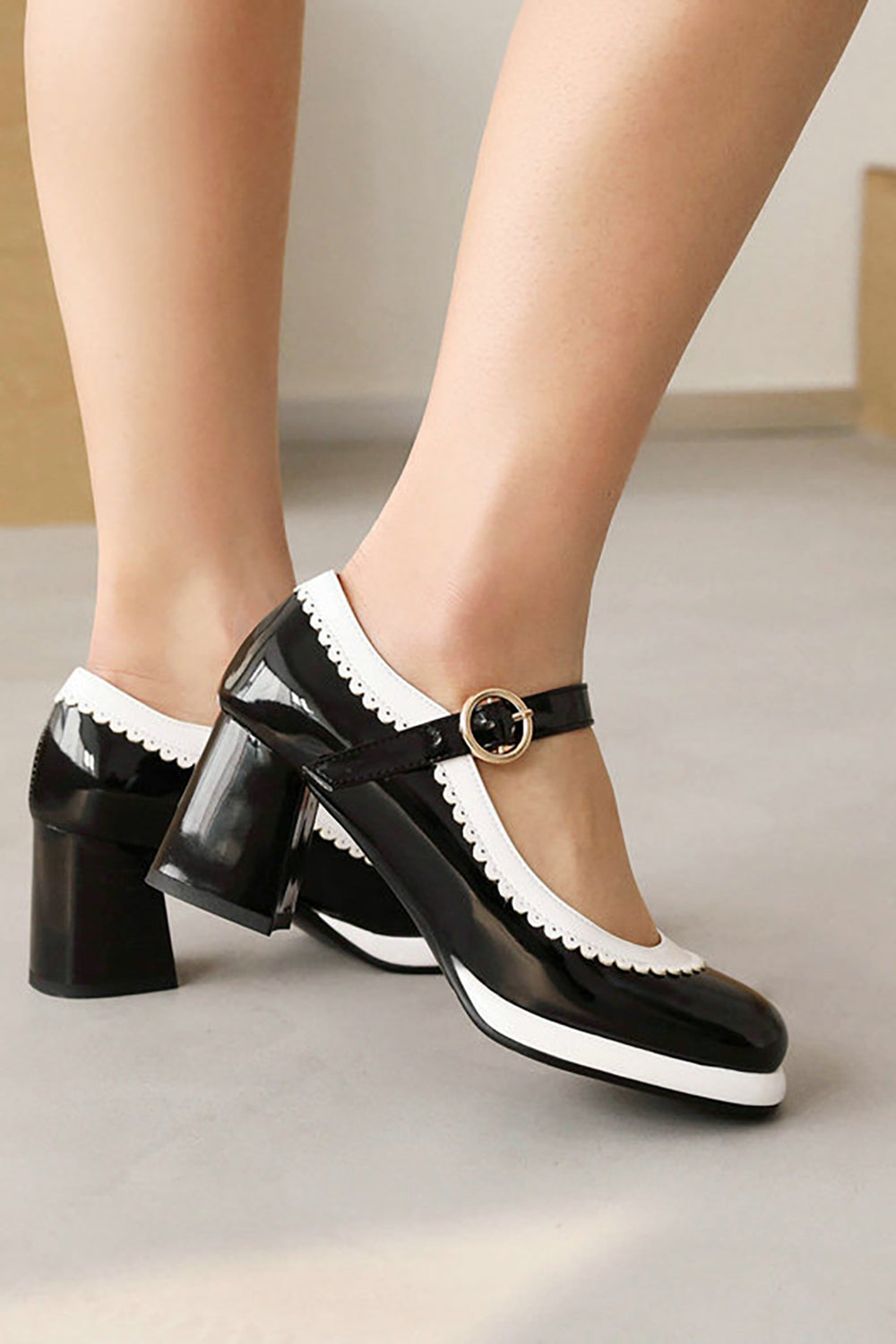 Chaussures noires à bout rond avec bride ajustable