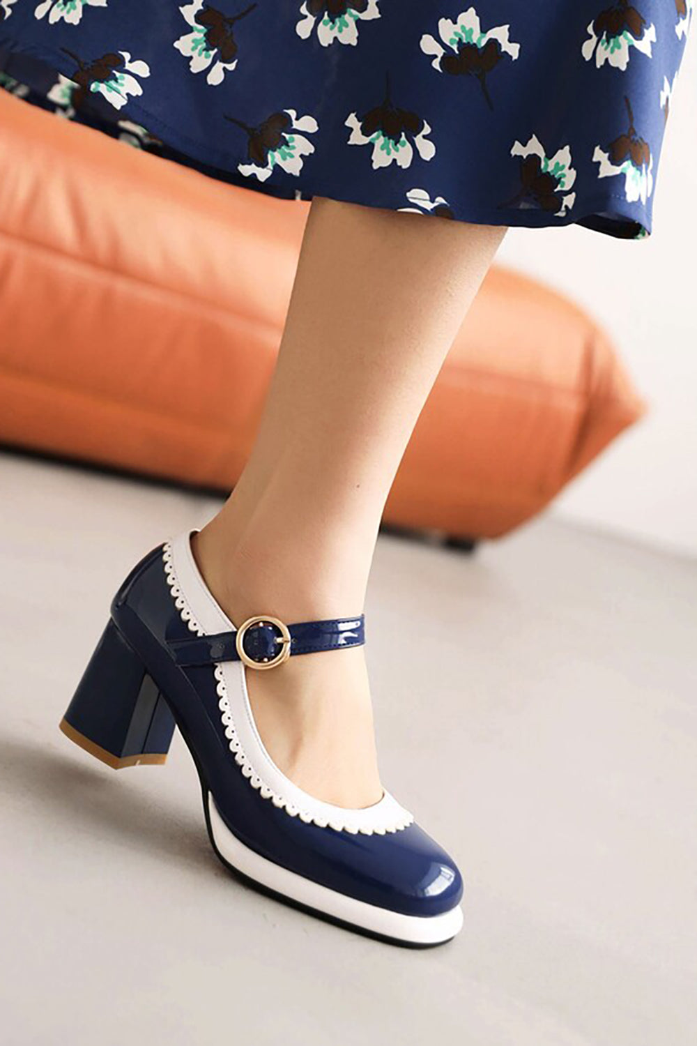 Chaussures noires à bout rond avec bride ajustable
