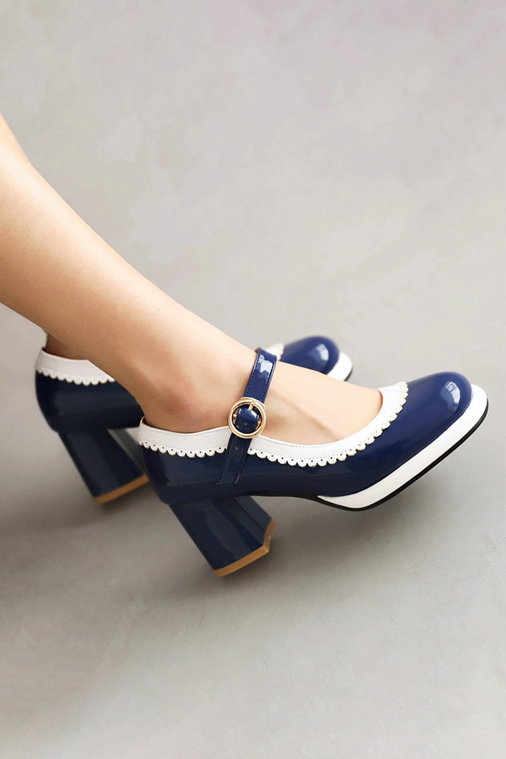 Chaussures noires à bout rond avec bride ajustable