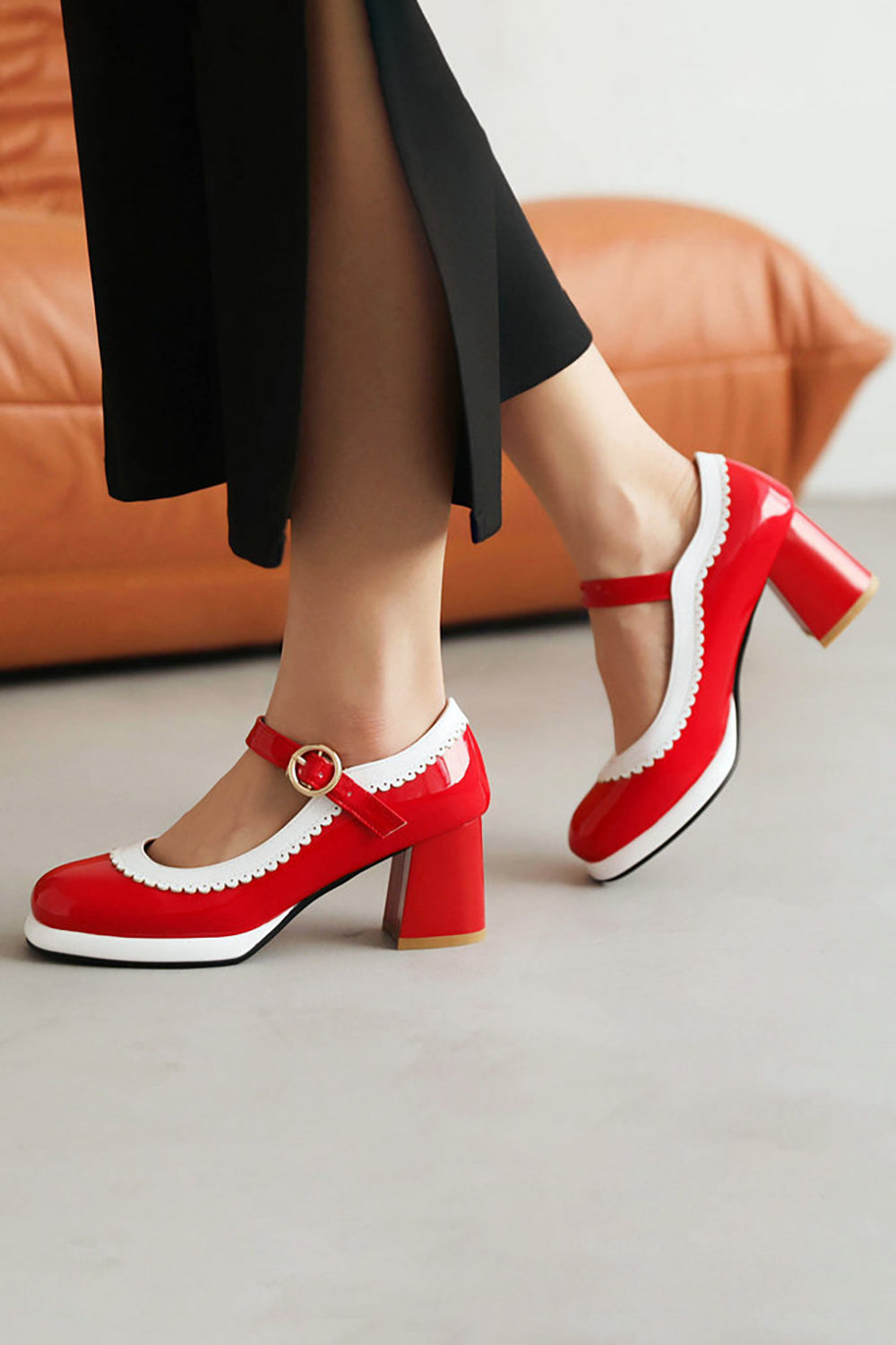 Chaussures noires à bout rond avec bride ajustable