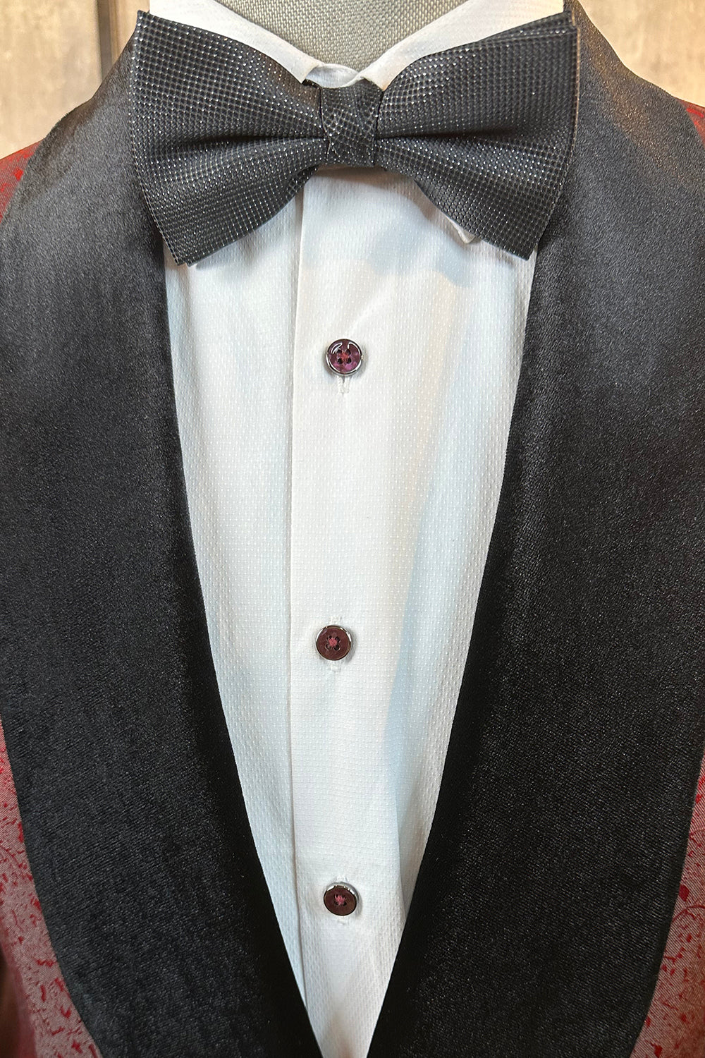 Smoking homme bal de promo en jacquard bordeaux scintillant et revers châle