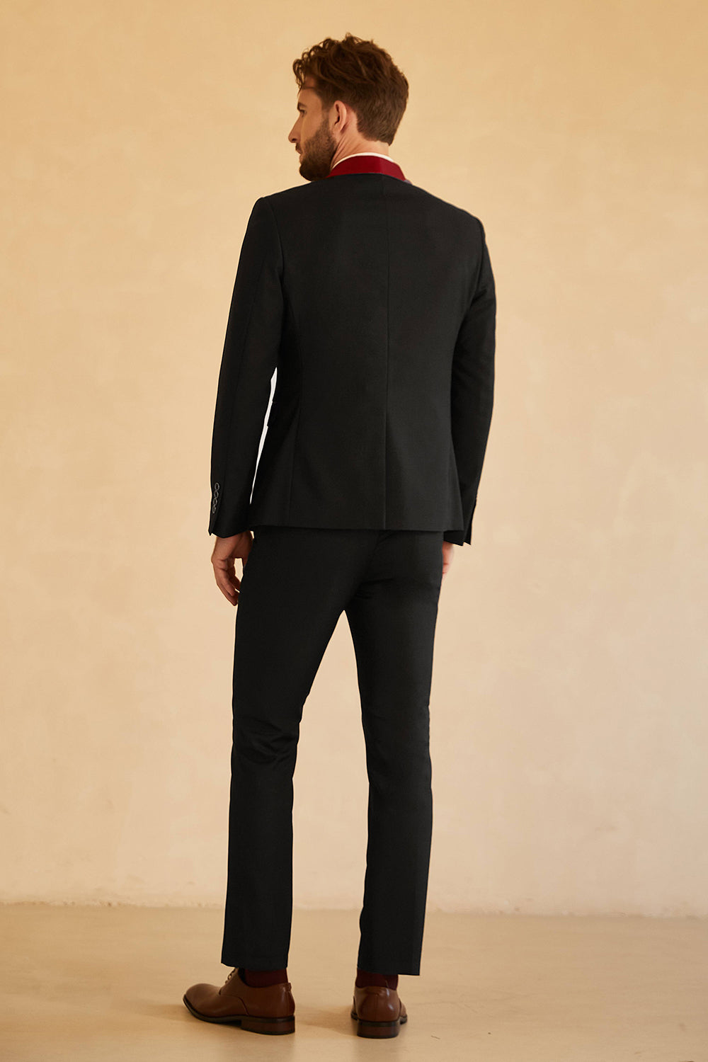 Costume de bal pour homme avec revers châle noir et rouge