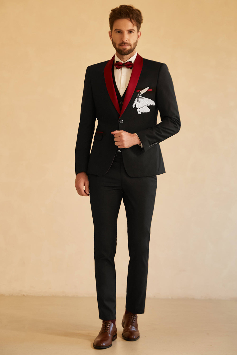 Costume de bal pour homme avec revers châle noir et rouge