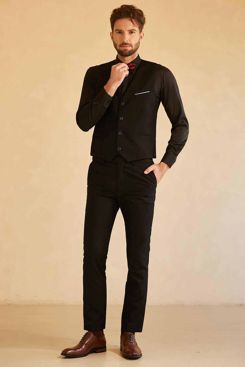 Costume de bal pour homme avec revers châle noir et rouge