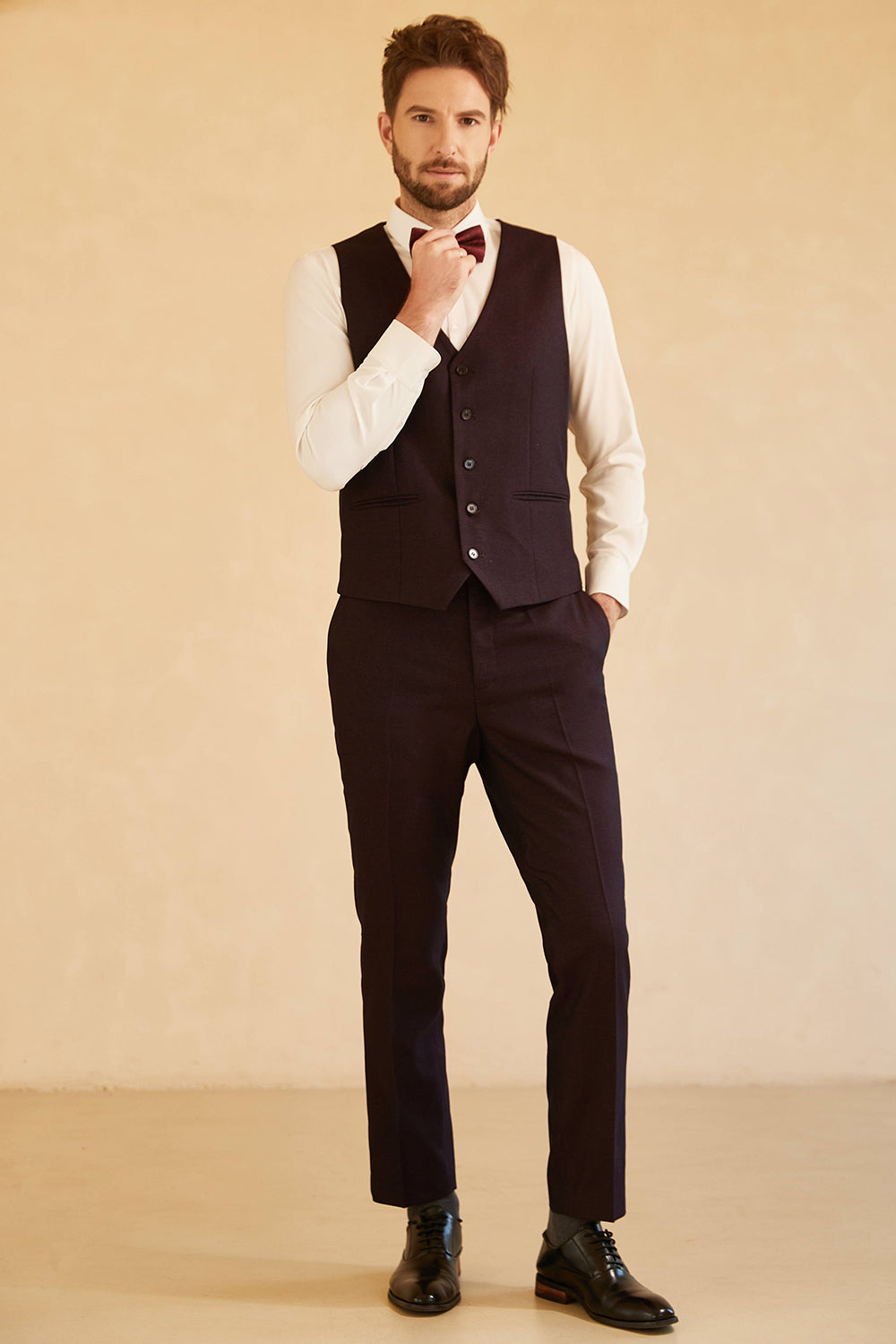 Costume de mariage 3 pièces violet foncé à revers crantés avec un bouton