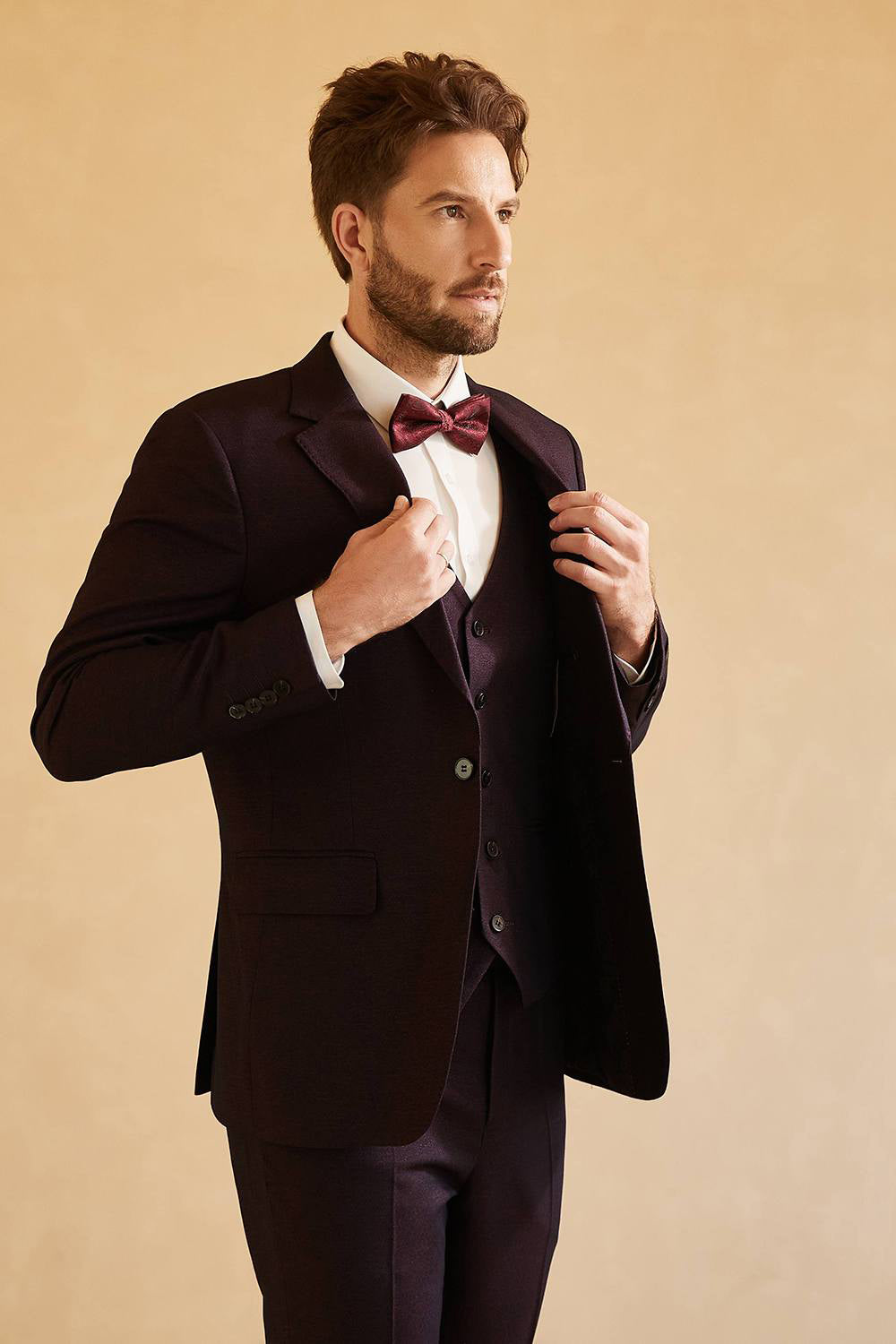 Costume de mariage 3 pièces violet foncé à revers crantés avec un bouton