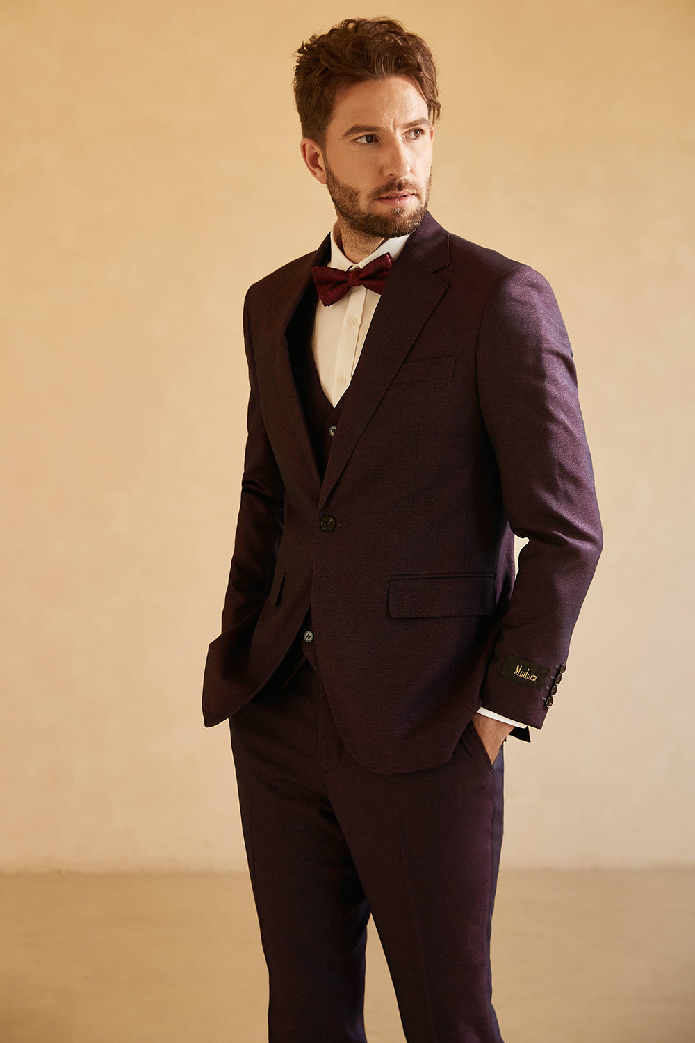 Costume de mariage 3 pièces violet foncé à revers crantés avec un bouton