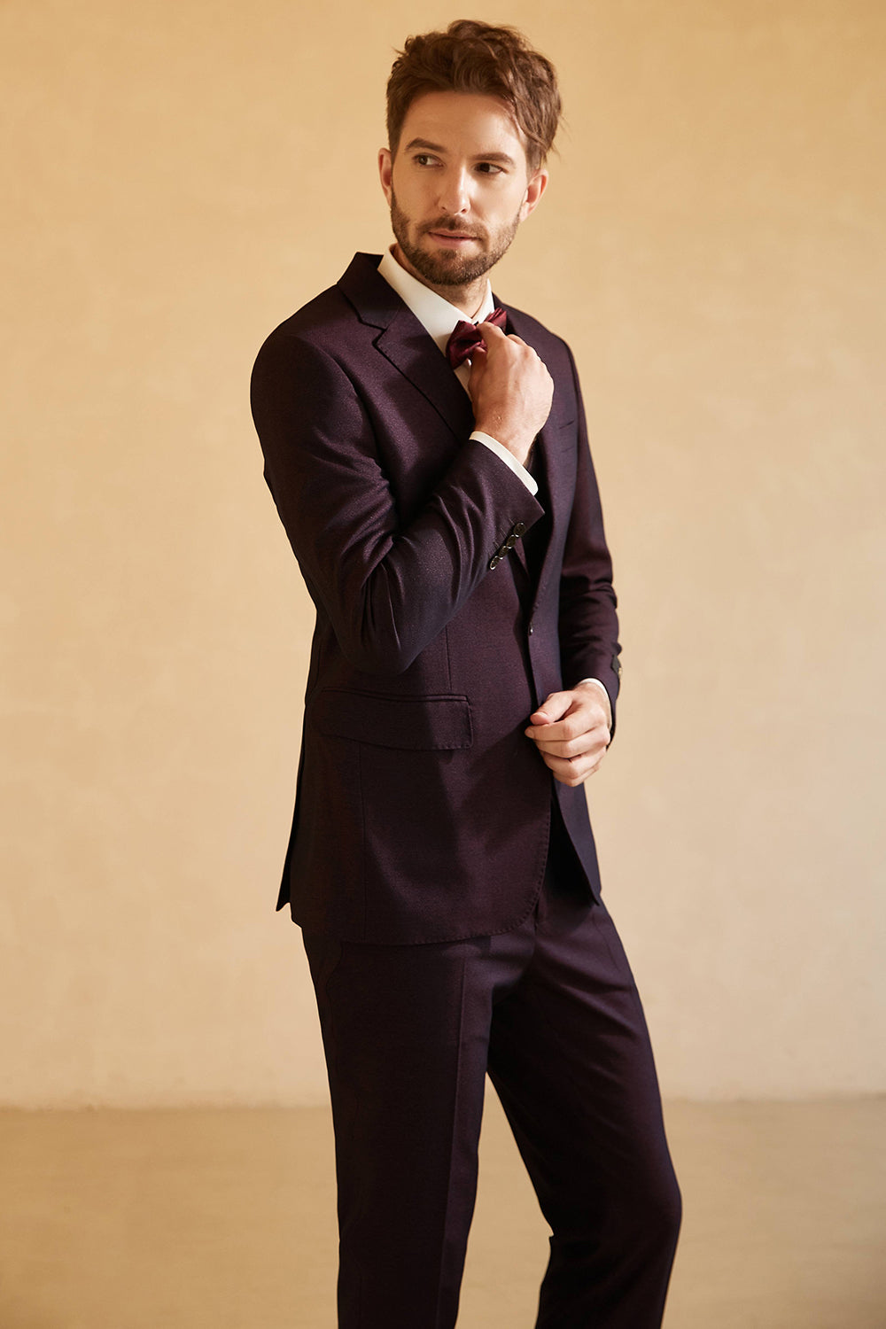 Costume de mariage 3 pièces violet foncé à revers crantés avec un bouton