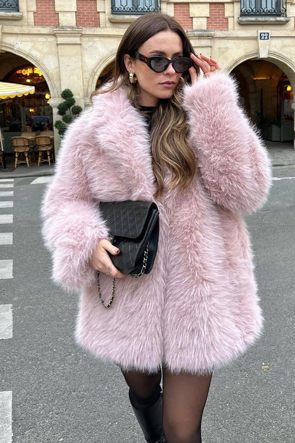Manteau long rose à poils longs en fausse fourrure et col ouvert