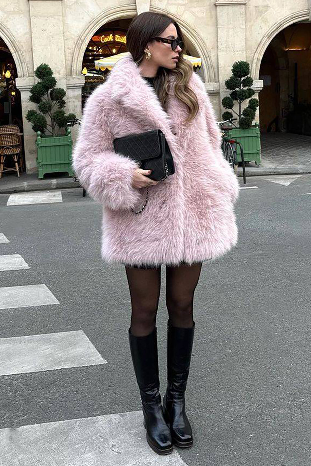 Manteau long rose à poils longs en fausse fourrure et col ouvert