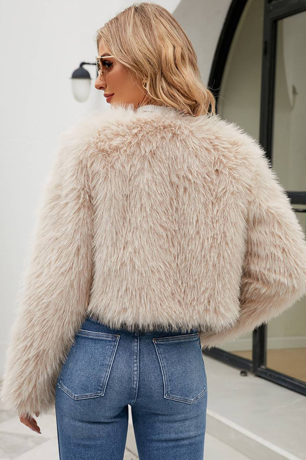 Manteau court en fausse fourrure style mouton retourné, ouvert sur le devant, couleur abricot