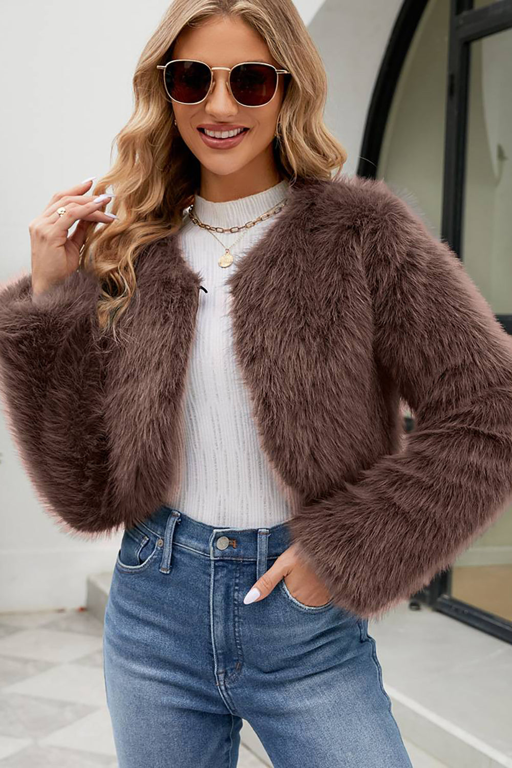 Manteau court en fausse fourrure style mouton retourné, ouvert sur le devant, couleur abricot