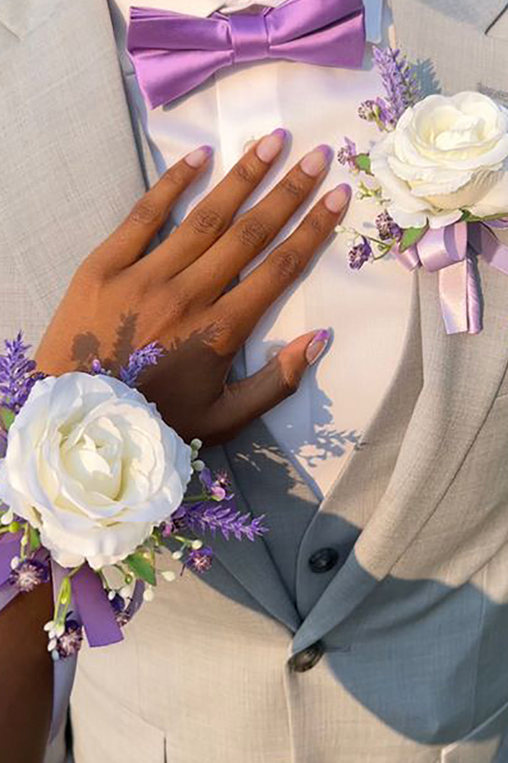 Ensemble de corsage au poignet et de boutonnière en forme de rose ivoire pour bal de promo ou fête de mariage