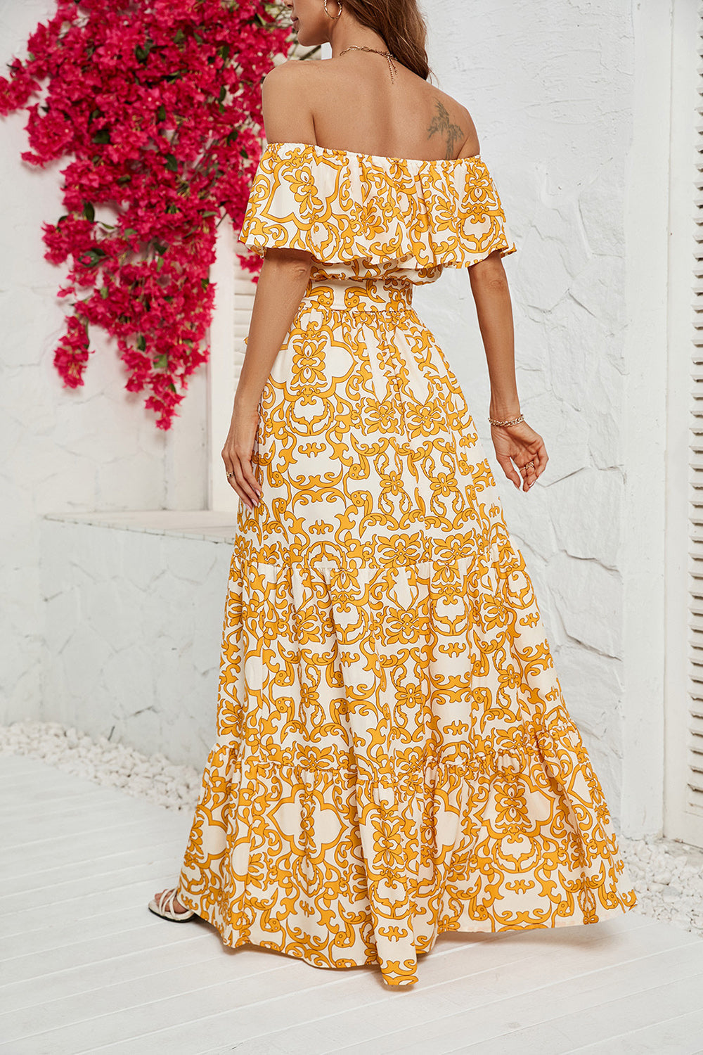 Robe longue d'été imprimée jaune épaules dénudées