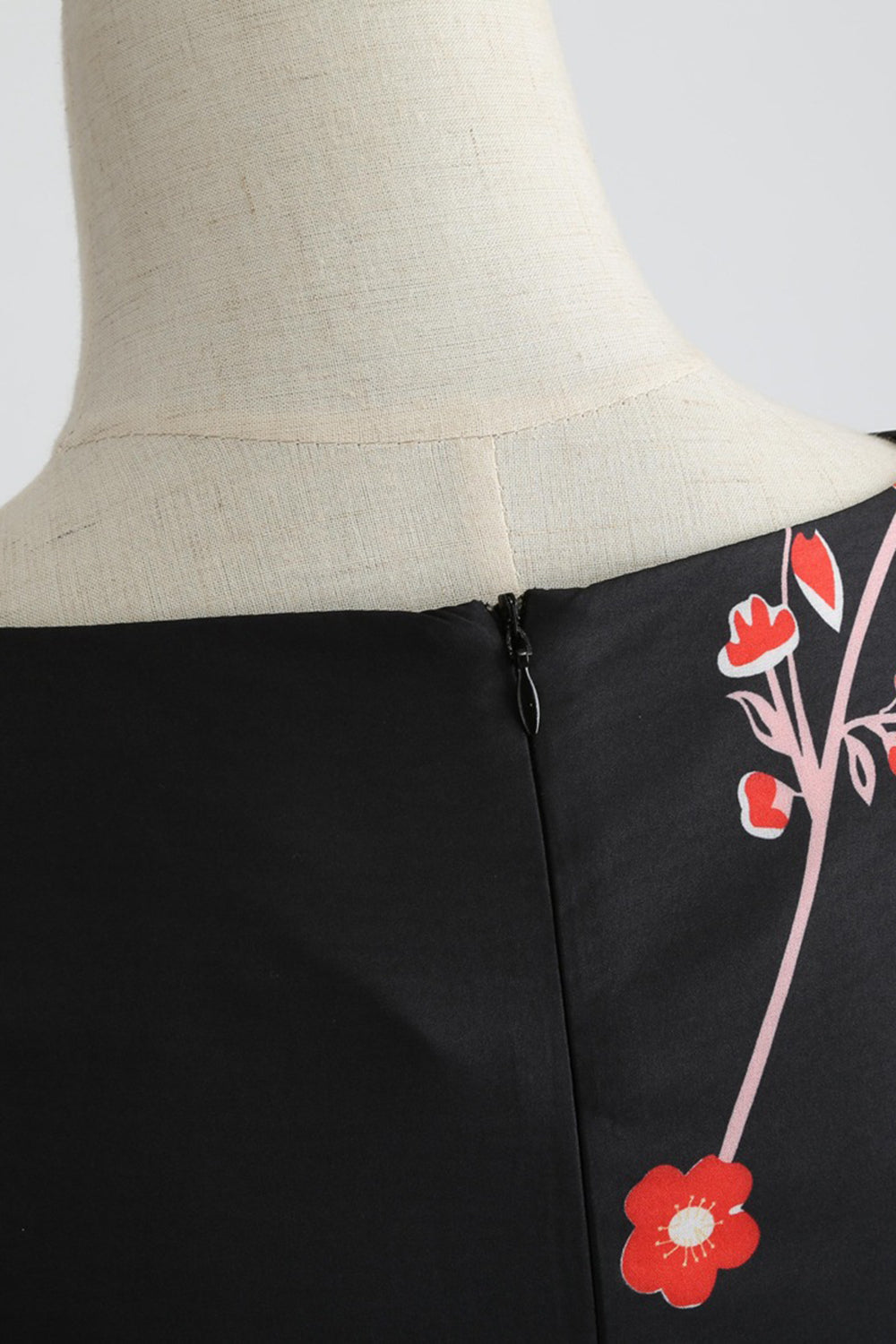 Robe vintage noire sans manches imprimée évasée