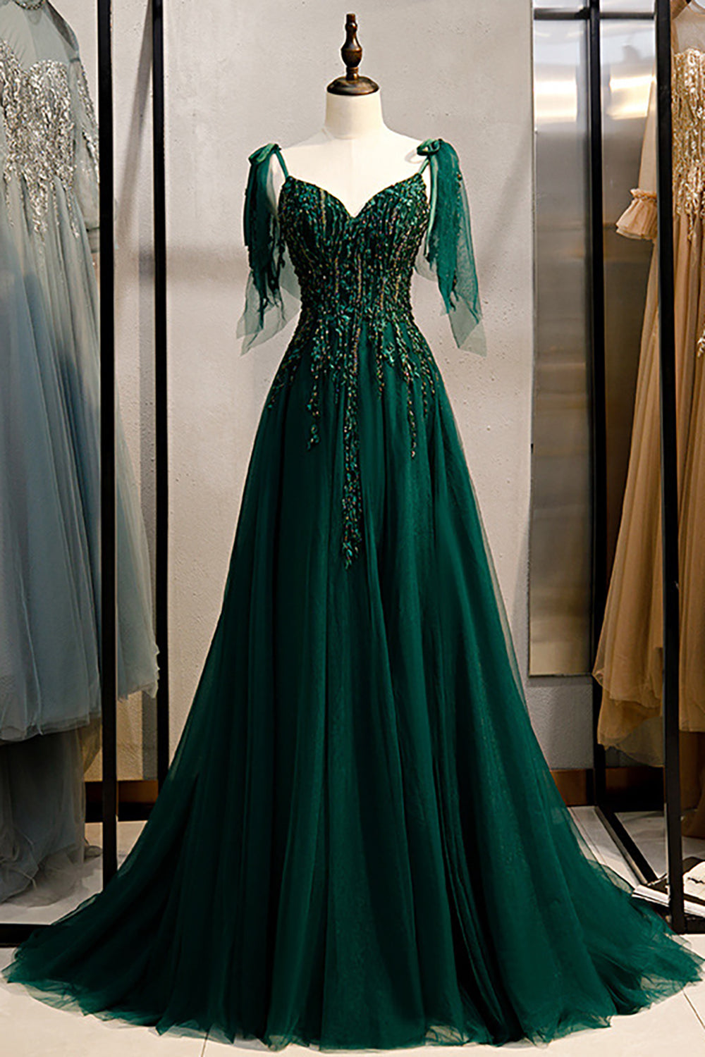 Robe de bal ligne A vert foncé à bretelles spaghetti et perles