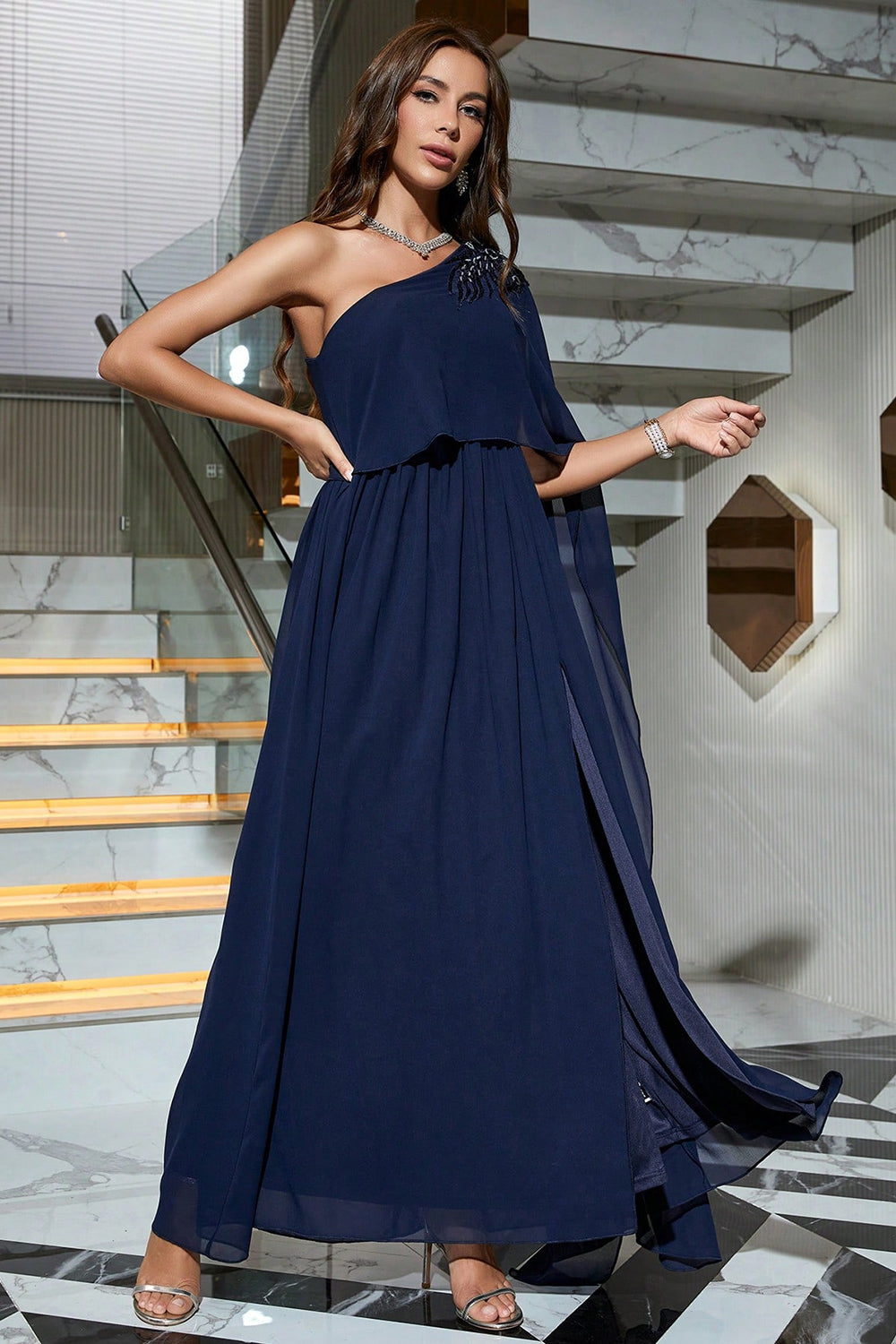 Robe de soirée asymétrique bleu marine avec fente