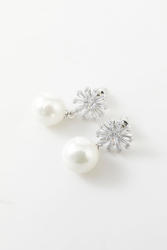 Aretes de perlas con flores