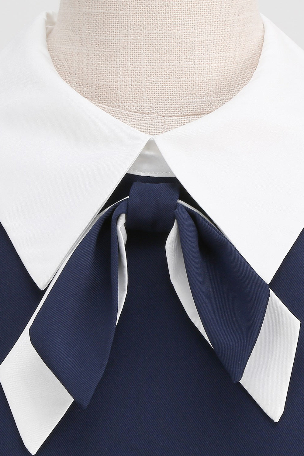 Robe bleu marine des années 50 à encolure ronde avec nœud papillon