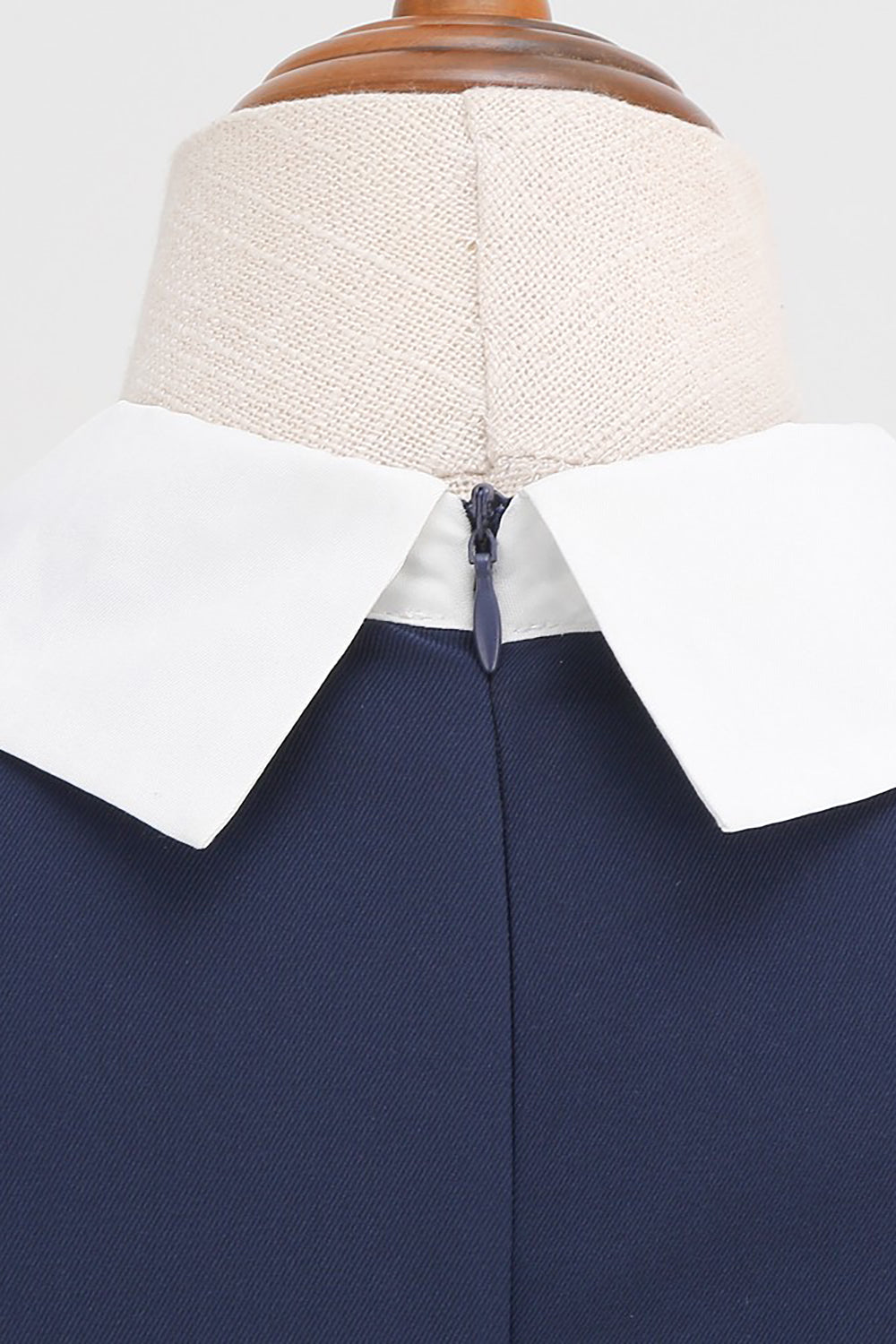 Robe bleu marine des années 50 à encolure ronde avec nœud papillon