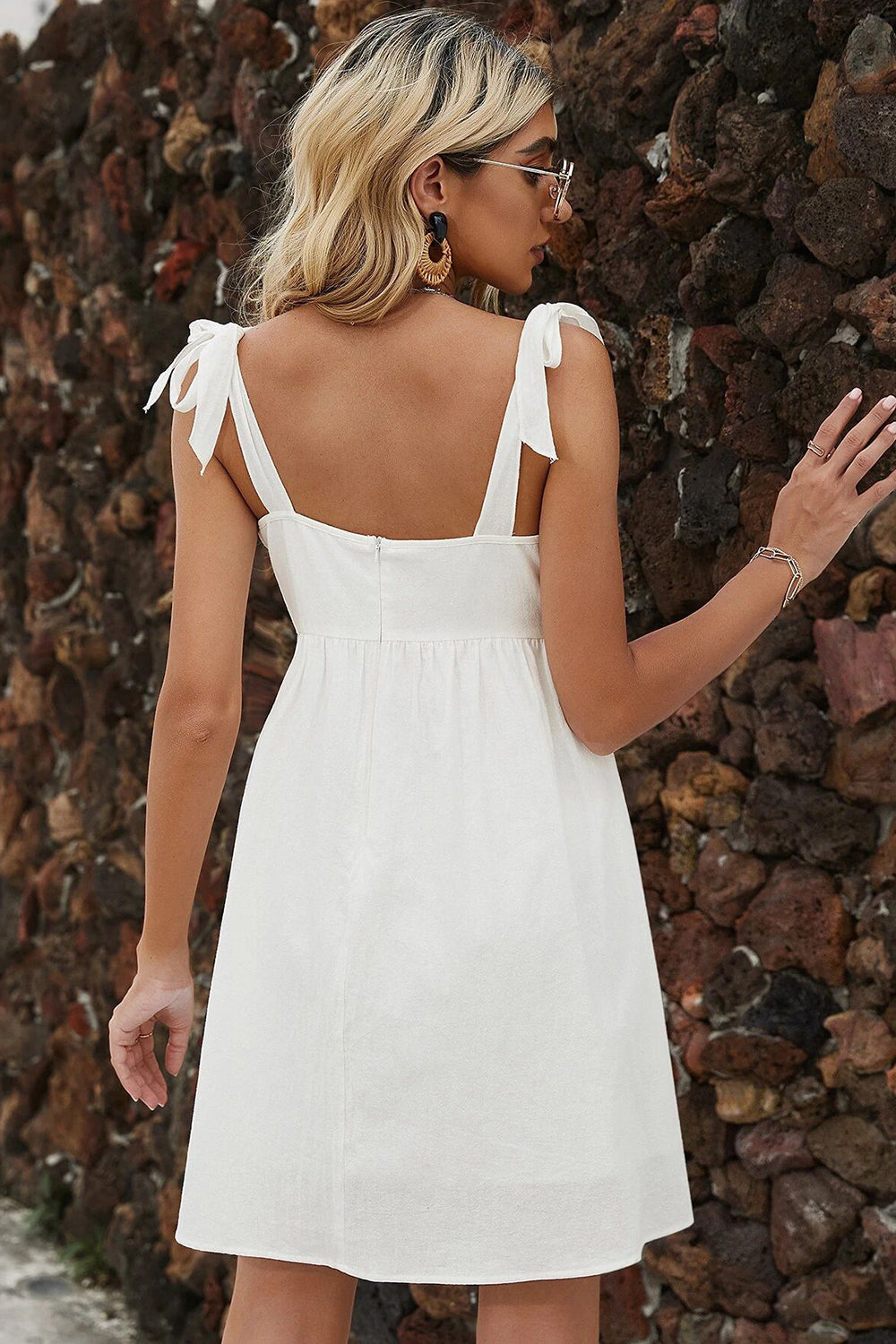 Robe de diplôme blanche mini à fines bretelles et coupe trapèze