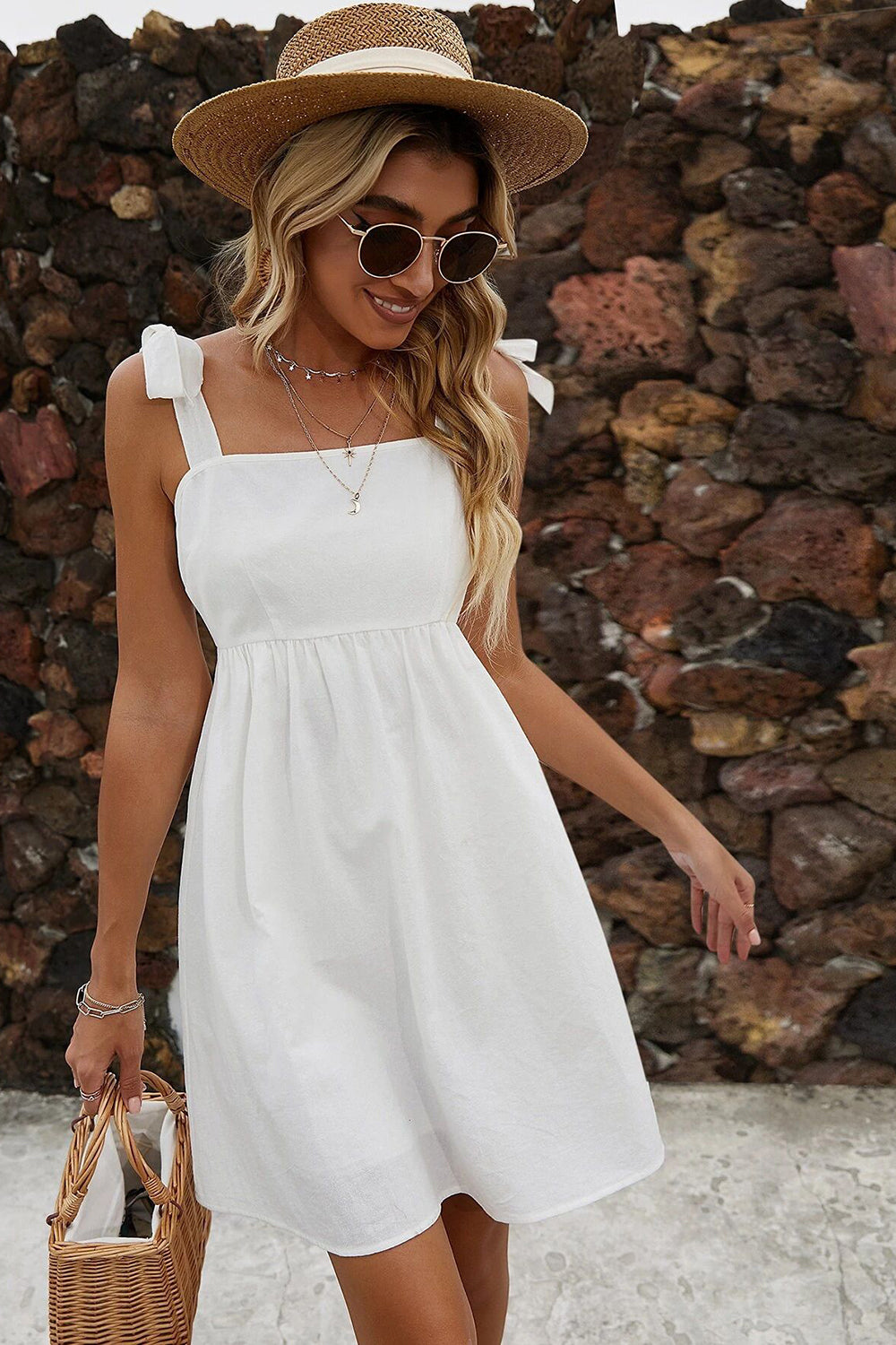 Robe de diplôme blanche mini à fines bretelles et coupe trapèze