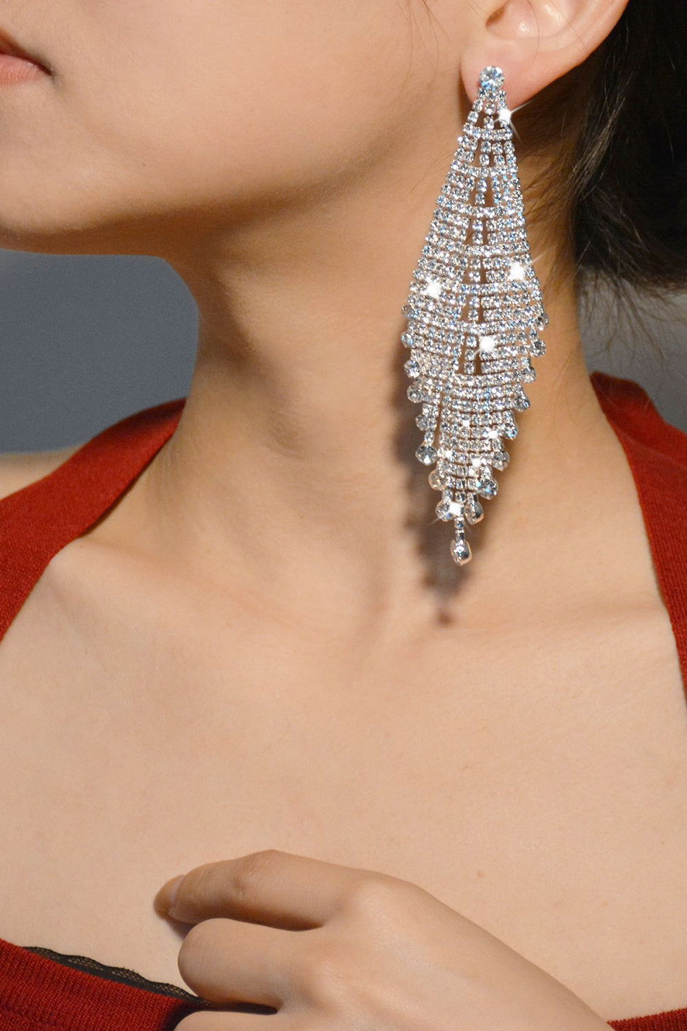 Pendientes largos de brillantes de plata con pedrería