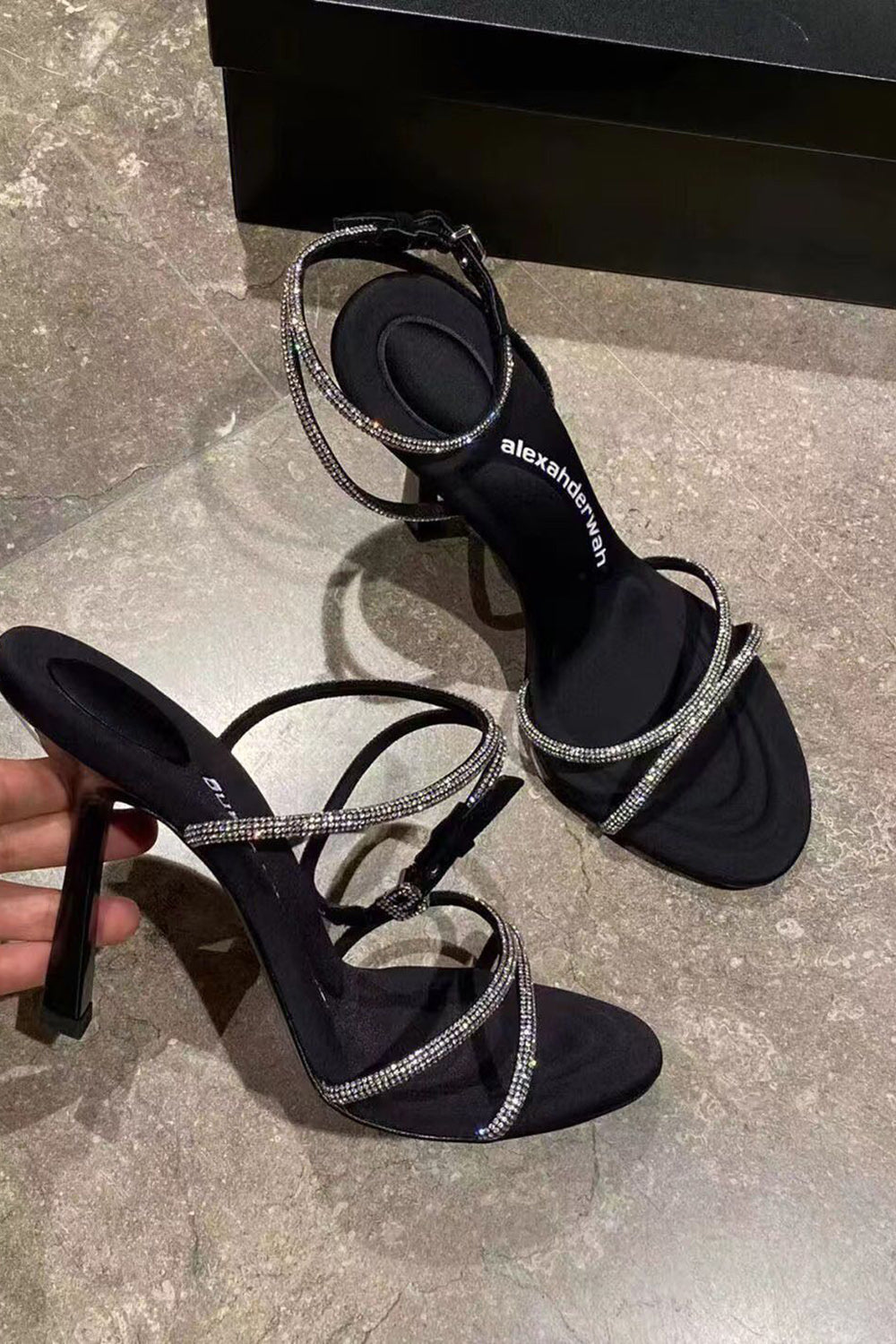 Talons hauts aiguilles sexy avec lanières croisées et strass