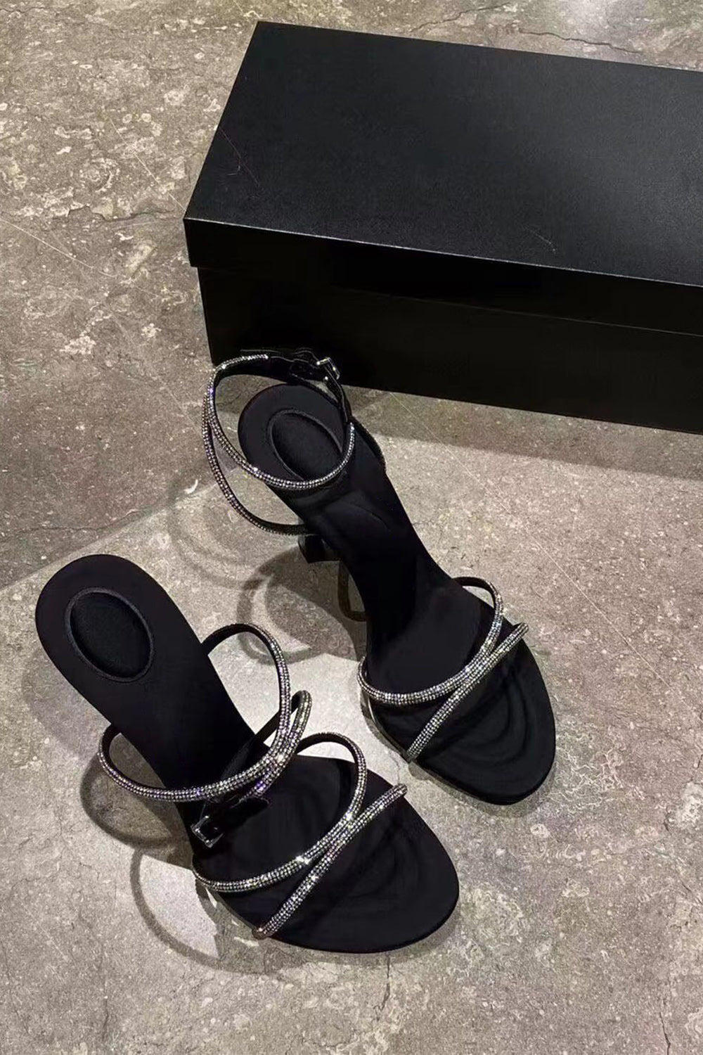 Talons hauts aiguilles sexy avec lanières croisées et strass