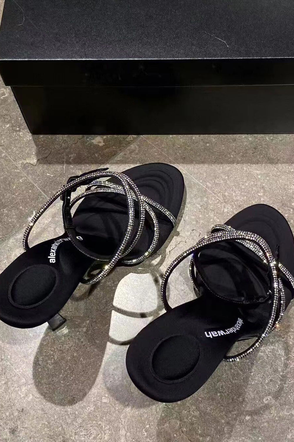 Talons hauts aiguilles sexy avec lanières croisées et strass