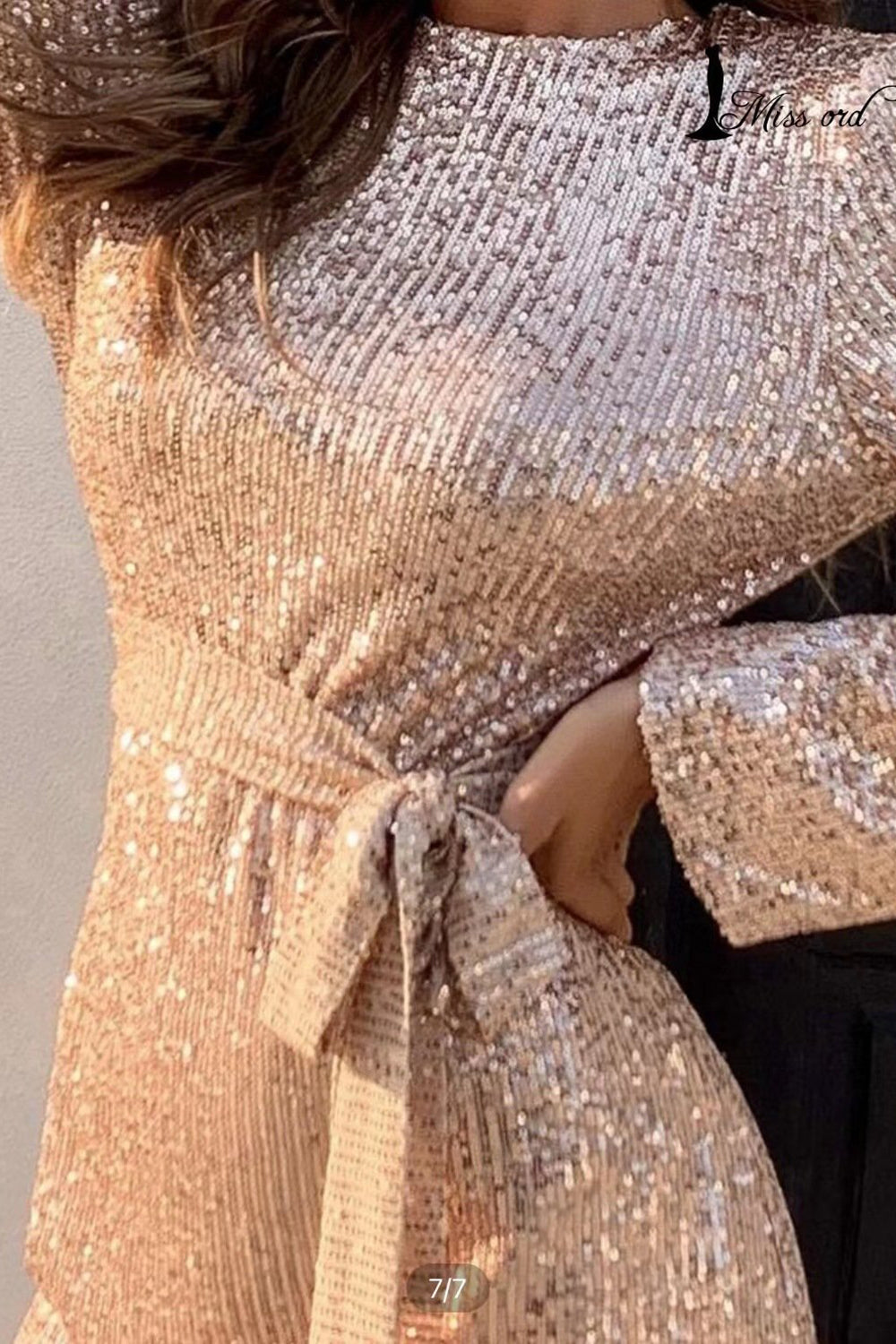 Robe de cocktail pailletée à manches longues et découpes