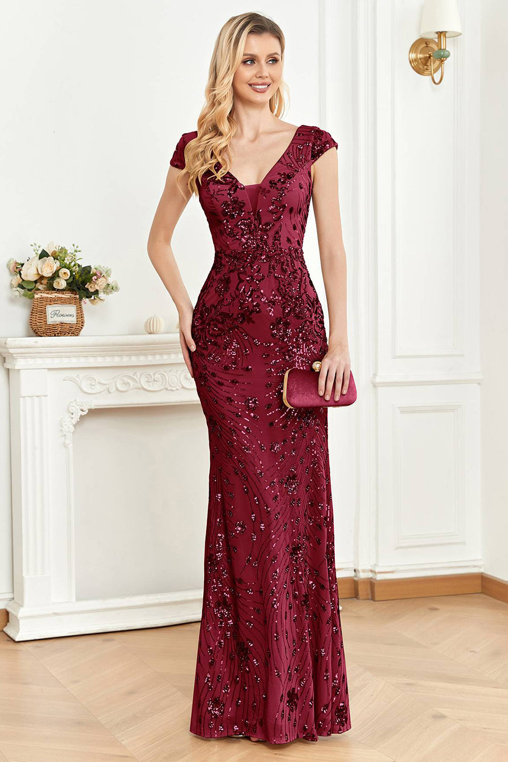 Robe de soirée fourreau dorée perlée avec col en V