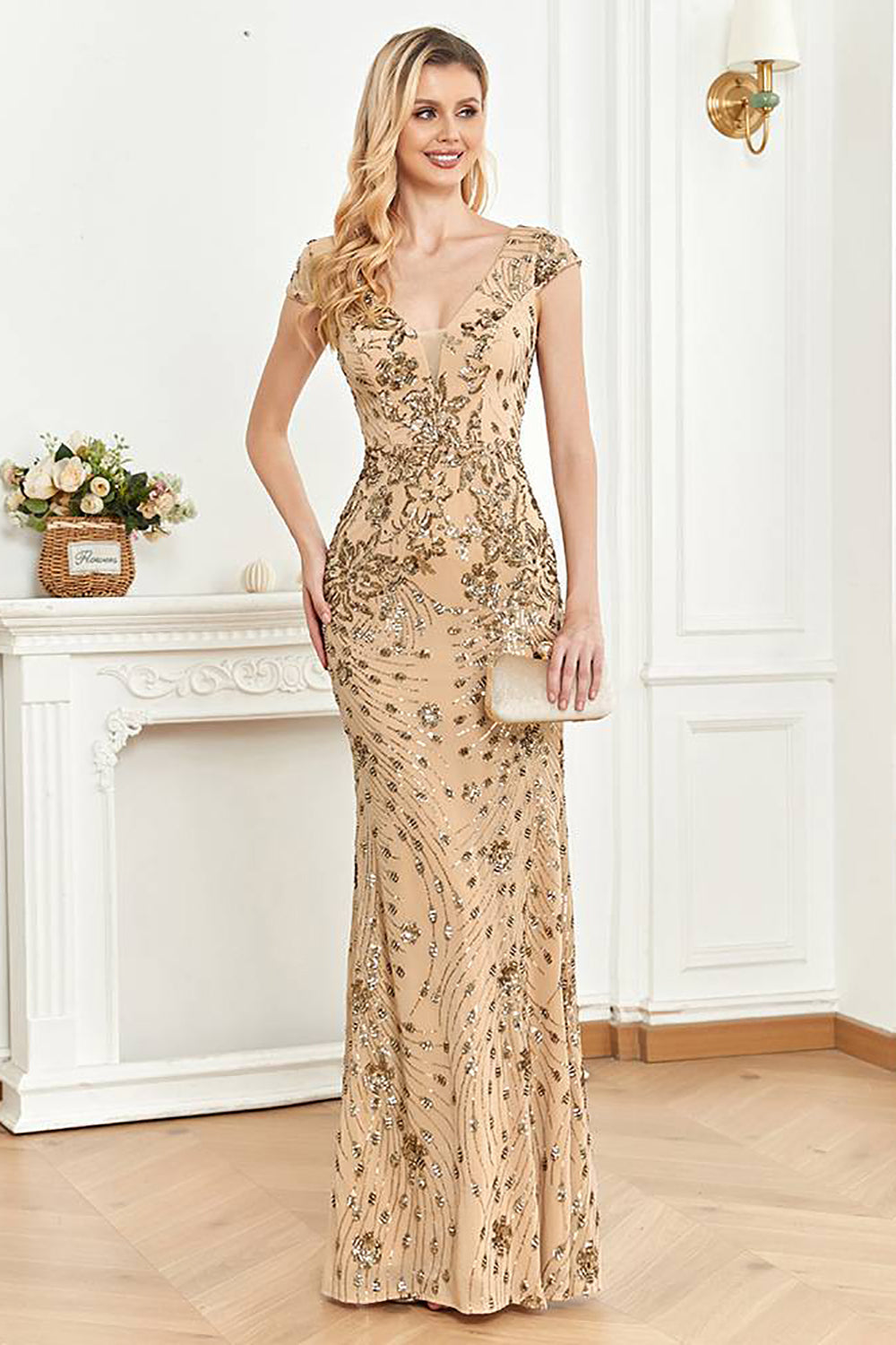 Robe de soirée fourreau dorée perlée avec col en V