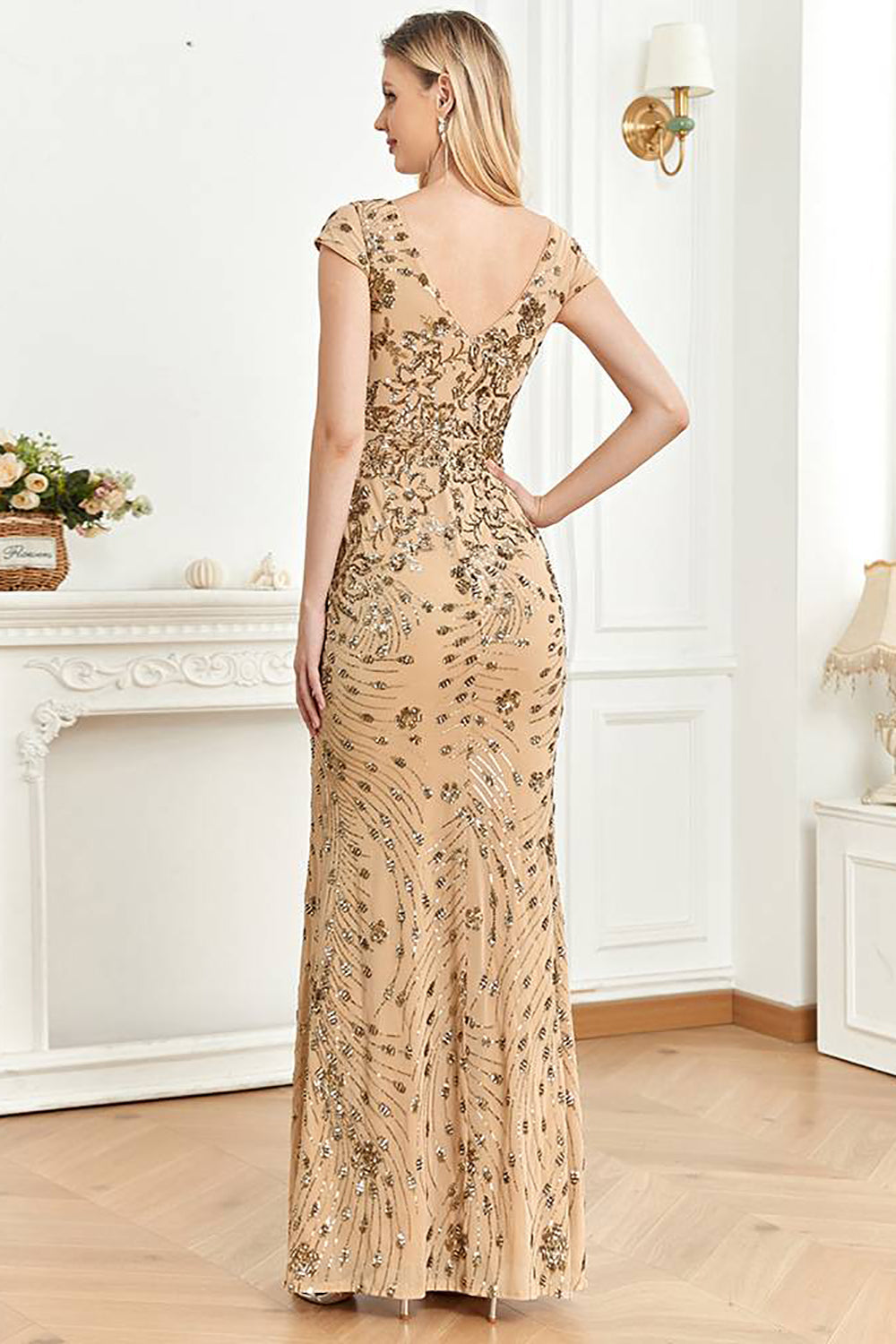 Robe de soirée fourreau dorée perlée avec col en V