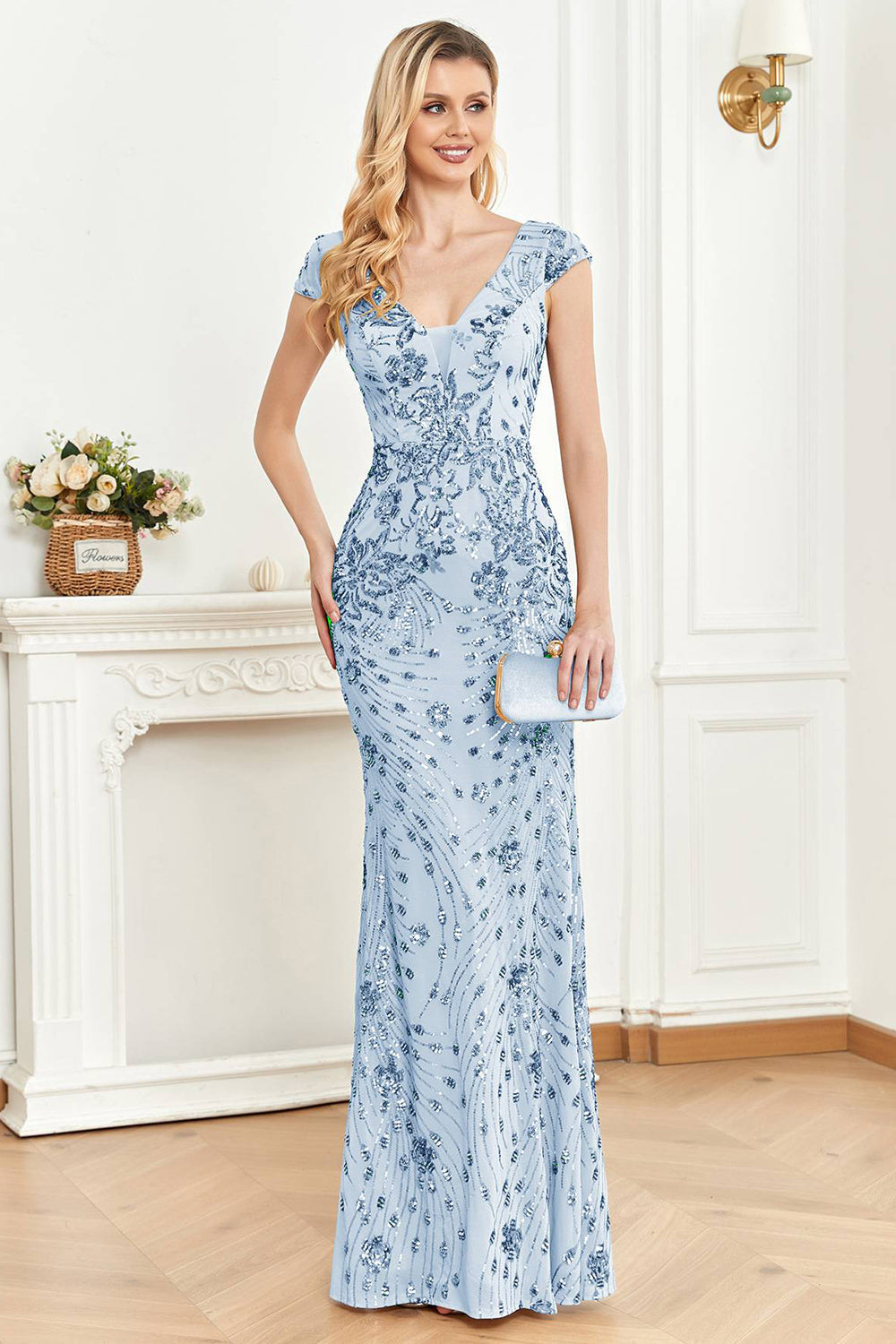 Robe de soirée fourreau dorée perlée avec col en V