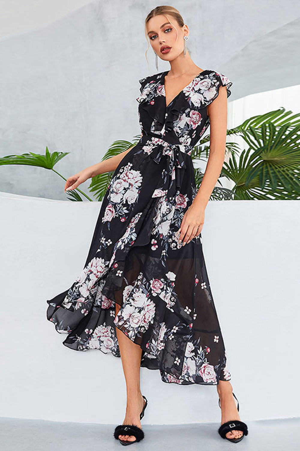 Robe de soirée en mousseline trapèze noire avec imprimé floral et décolleté en V