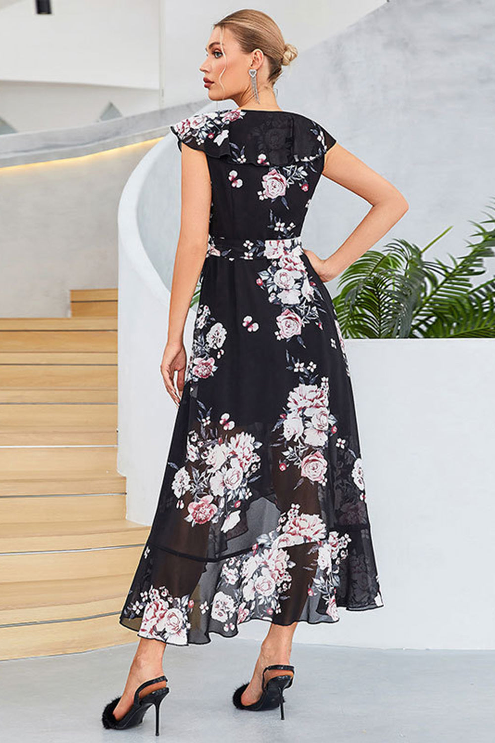 Robe de soirée en mousseline trapèze noire avec imprimé floral et décolleté en V