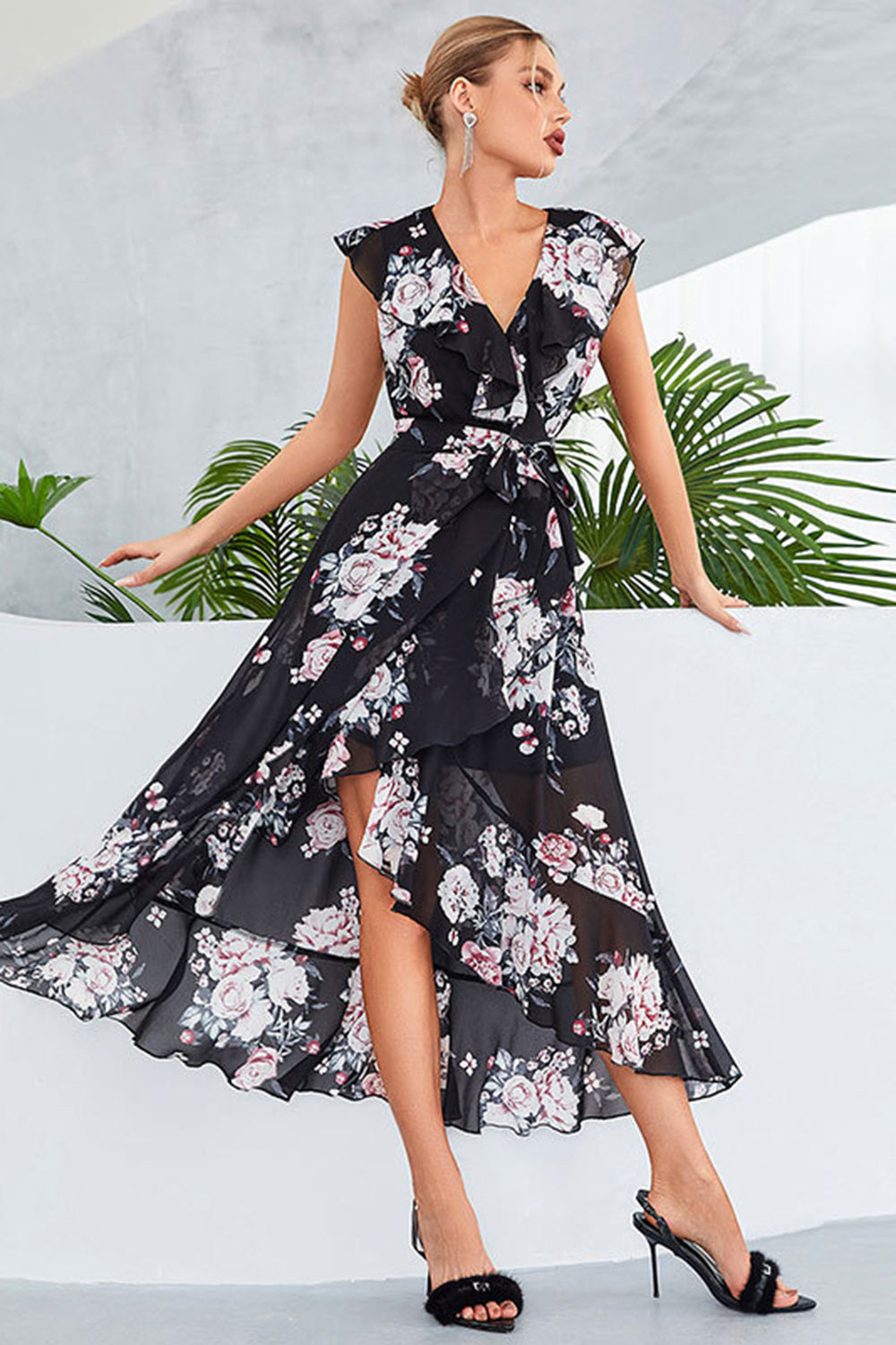 Robe de soirée en mousseline trapèze noire avec imprimé floral et décolleté en V