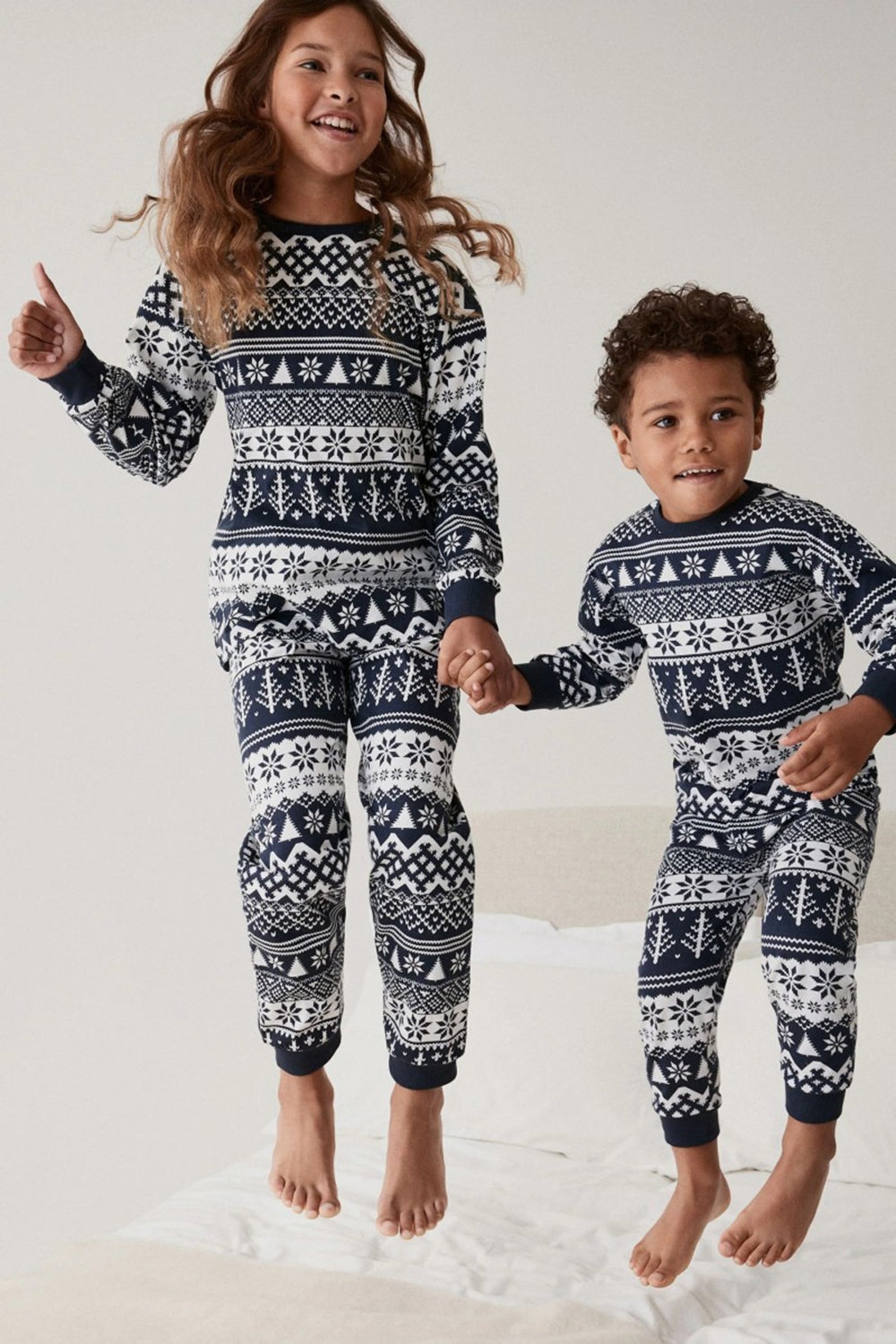 Pyjamas de Noël flocons de neige et sapins pour toute la famille, couleur marine