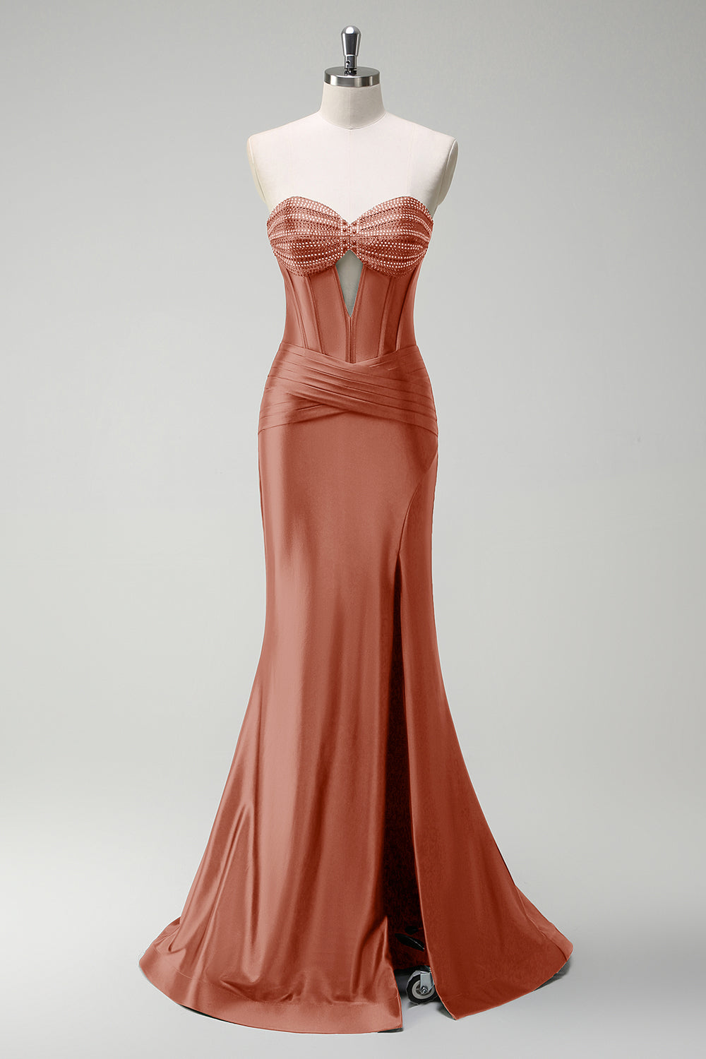 Robe de bal longue en satin bleu roi scintillant avec bustier orné de perles de sirène et fente