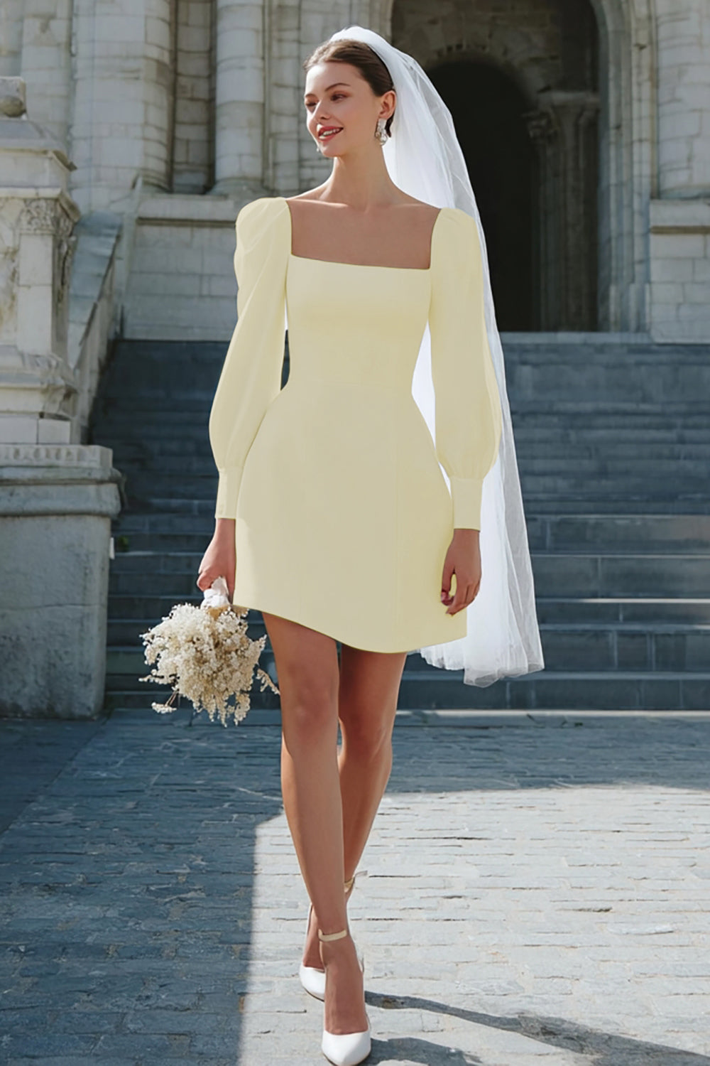 Robe de fiançailles en satin ivoire trapèze à encolure carrée