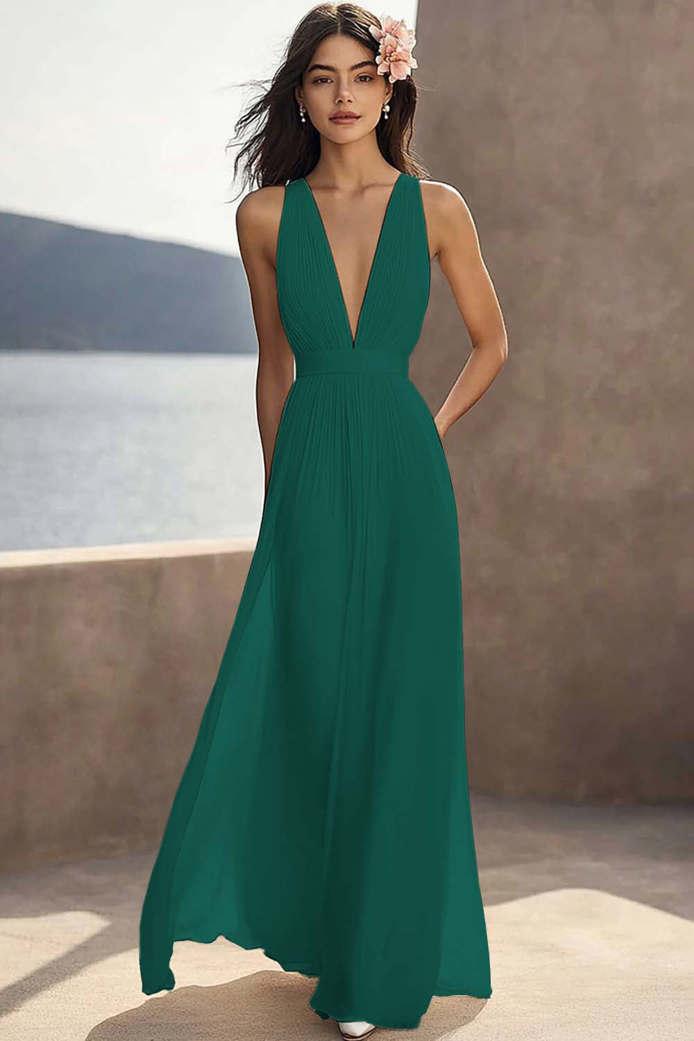 Vestido de compromiso largo de chifón con escote en V pronunciado y frunces color marfil