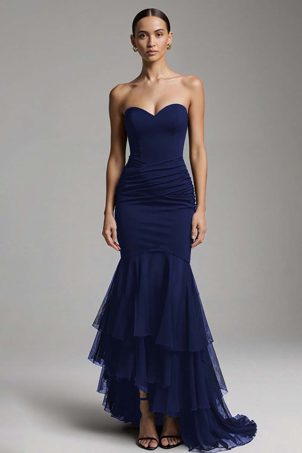 Robe de soirée longue noire sirène coupe cœur à traîne asymétrique et volants