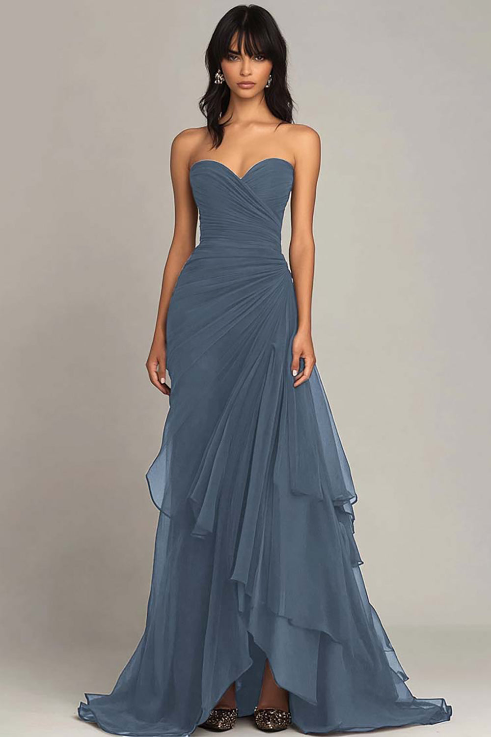 Robe de soirée marron foncé avec décolleté cœur, fronces et volants