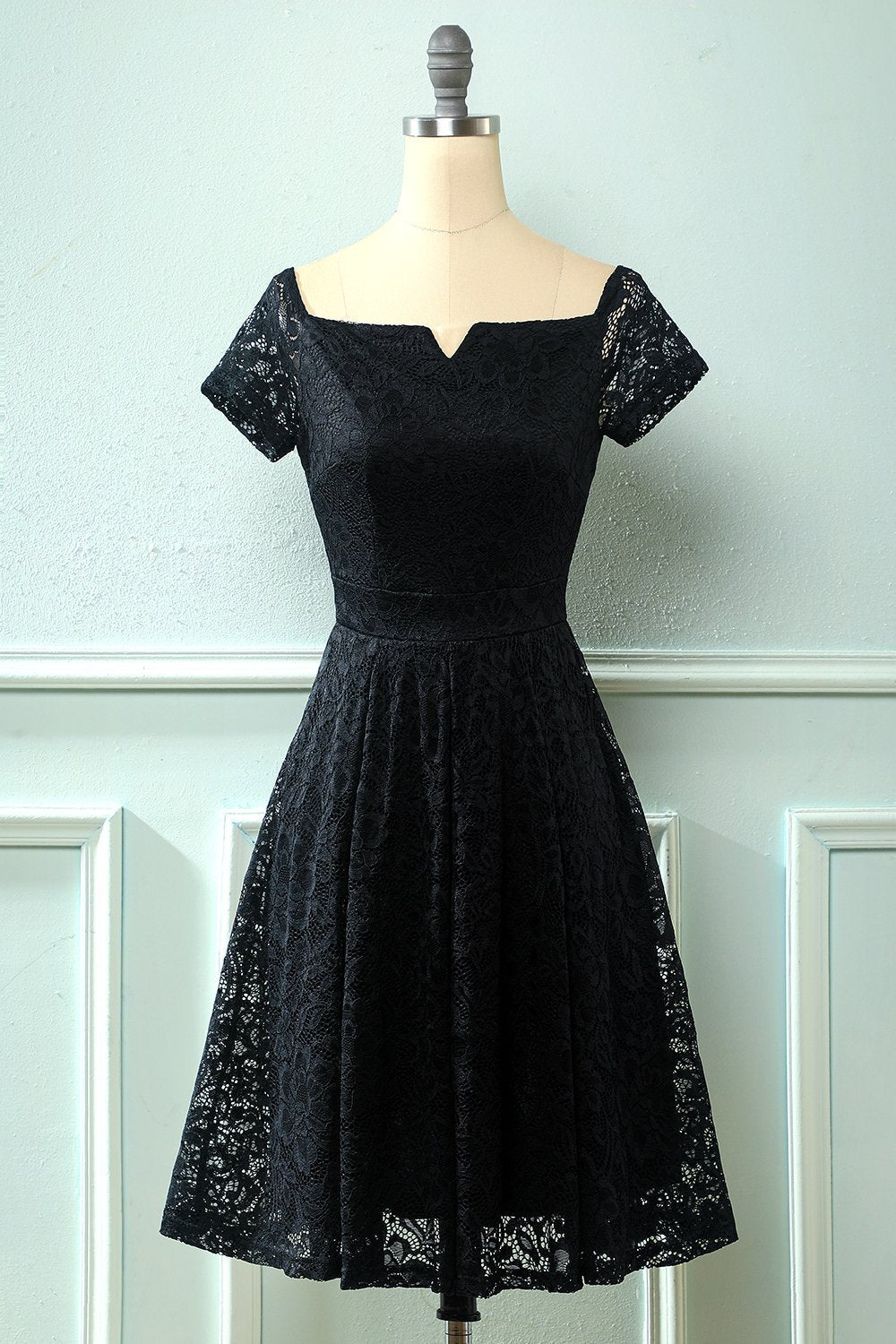 Robe en dentelle bleu marine à épaules dénudées
