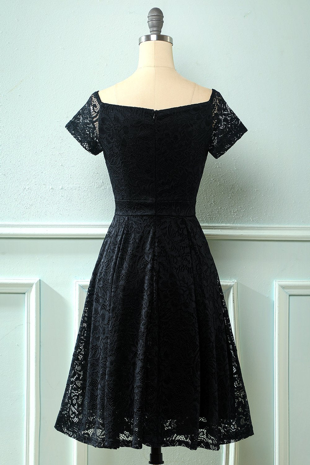 Robe en dentelle bleu marine à épaules dénudées