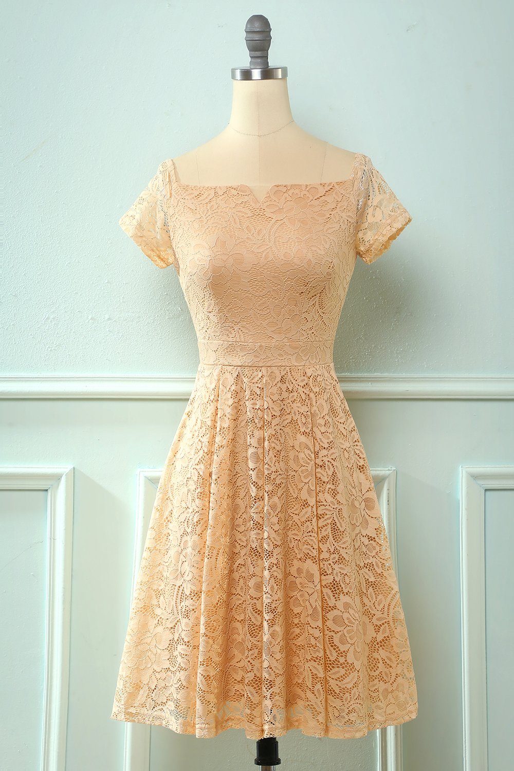 Robe en dentelle bleu marine à épaules dénudées