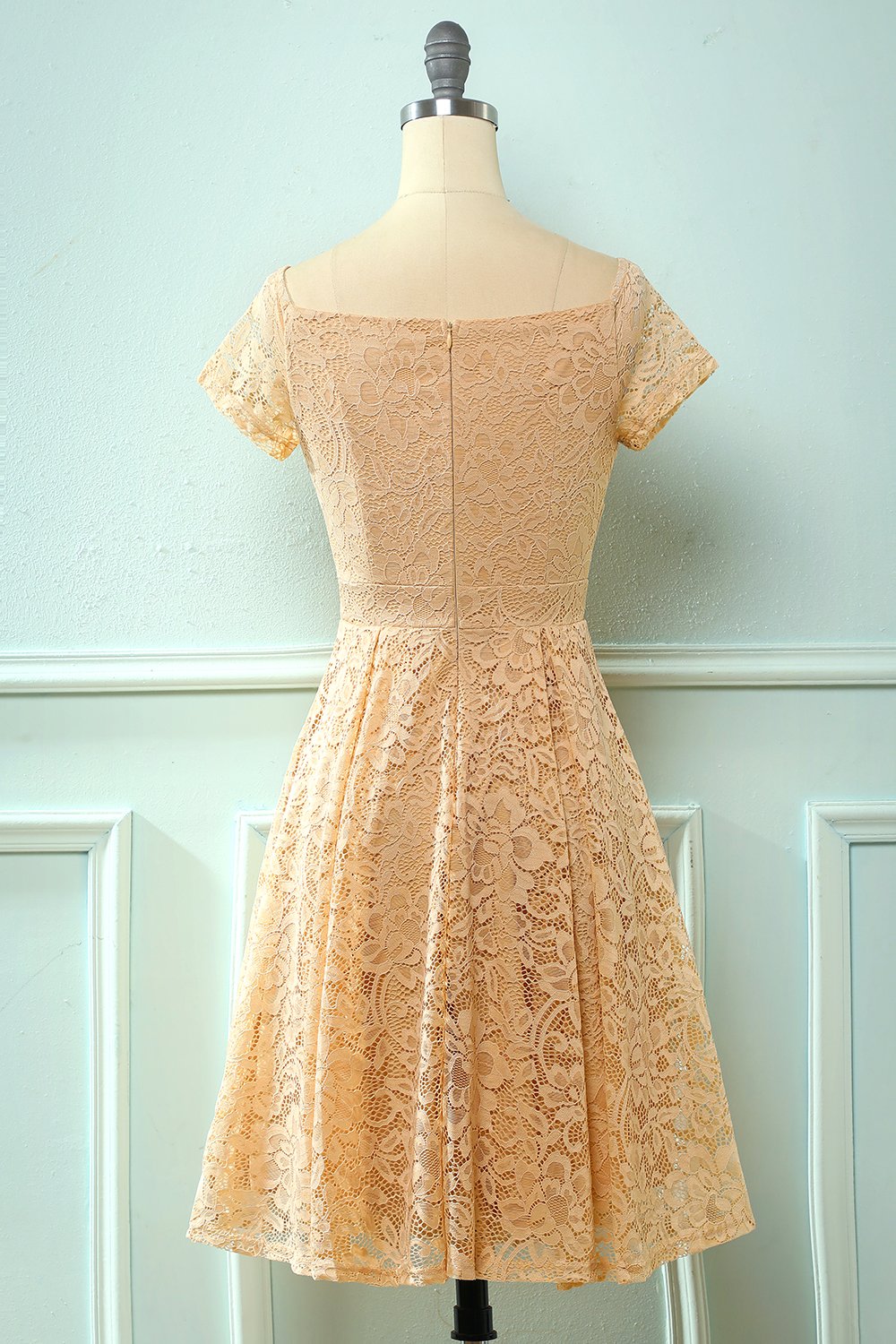 Robe en dentelle bleu marine à épaules dénudées