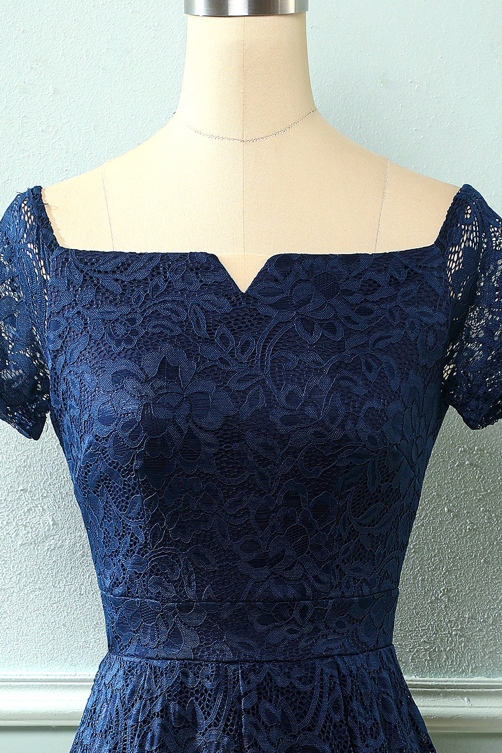Robe en dentelle bleu marine à épaules dénudées