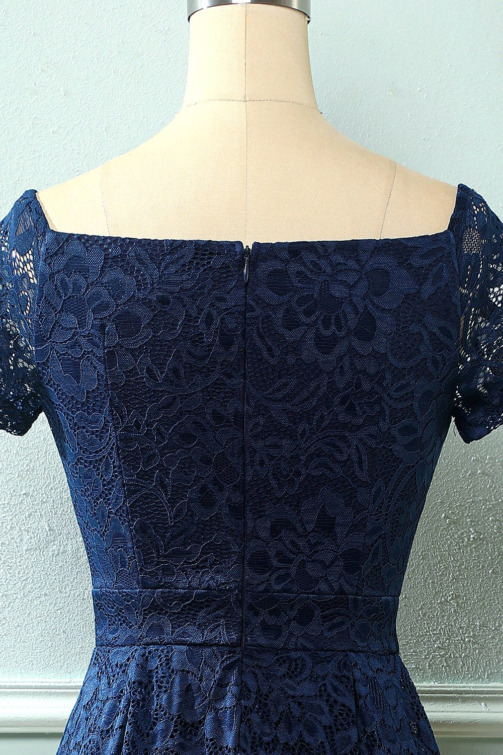 Robe en dentelle bleu marine à épaules dénudées